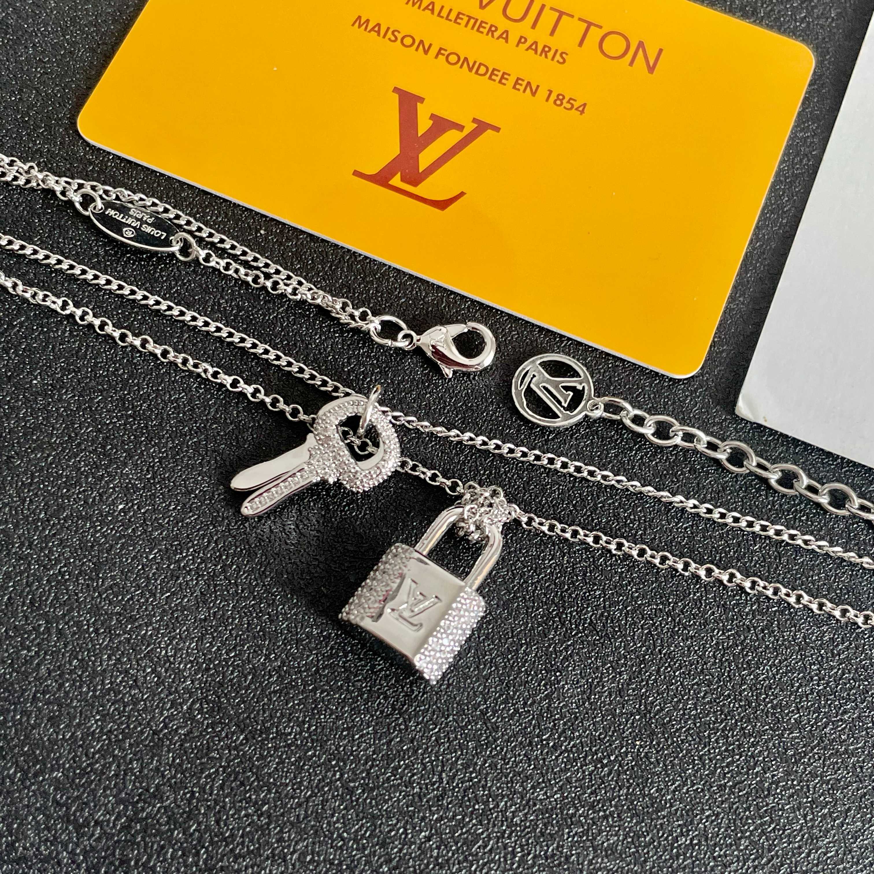 Louis Vuitton 双层项链 LOUISVUITTON以 花纹图案设计 双花 款设计方式吊坠LV品牌标志设计
