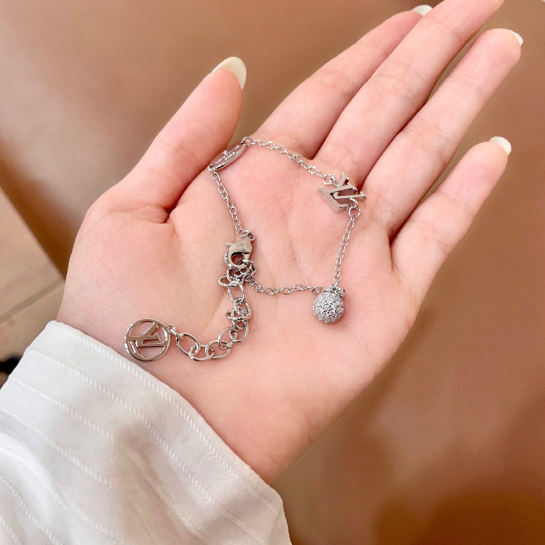 Louis Vuitton LOUISVUITTON以 花纹图案设计 双花 款设计方式吊坠LV品牌标志设计