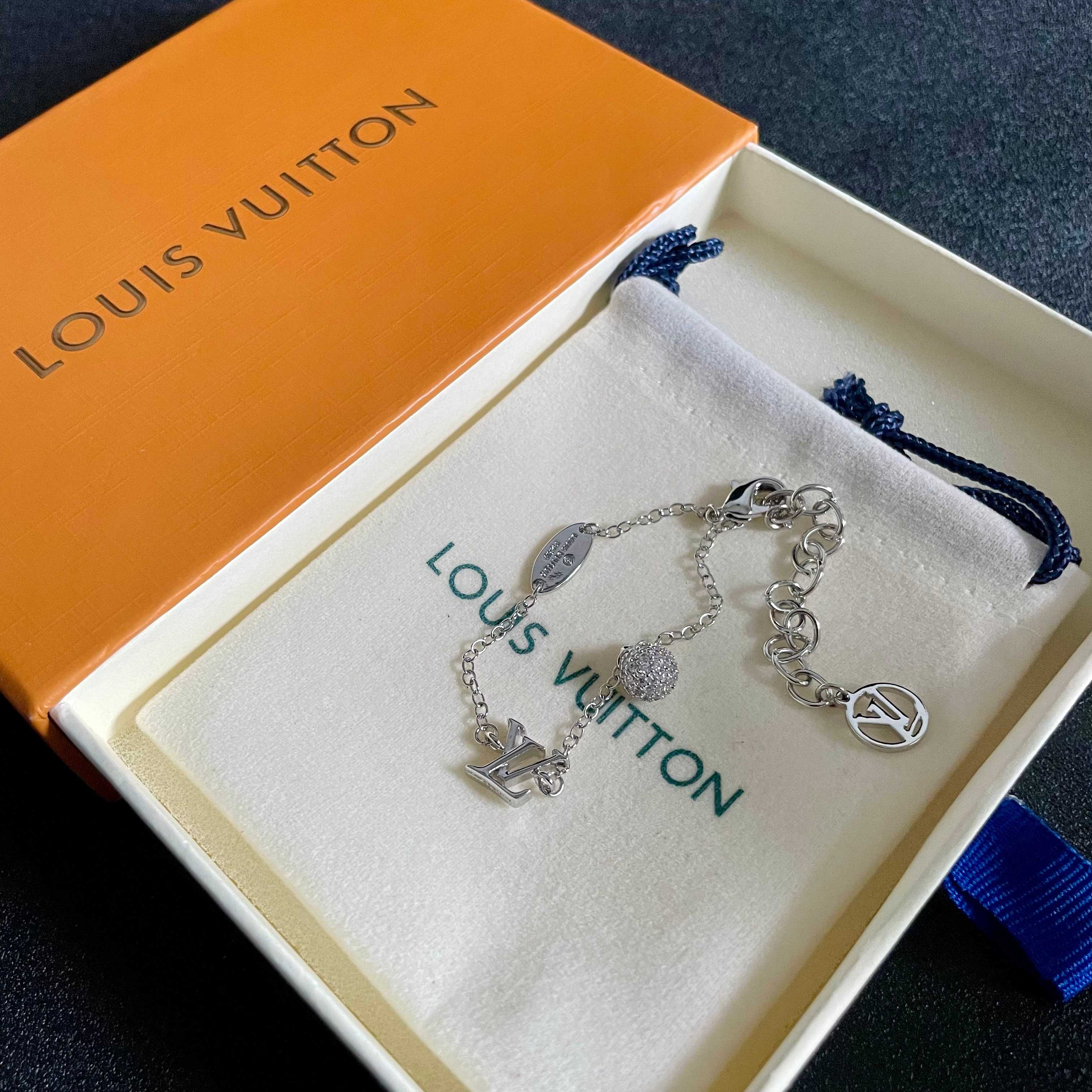 Louis Vuitton LOUISVUITTON以 花纹图案设计 双花 款设计方式吊坠LV品牌标志设计
