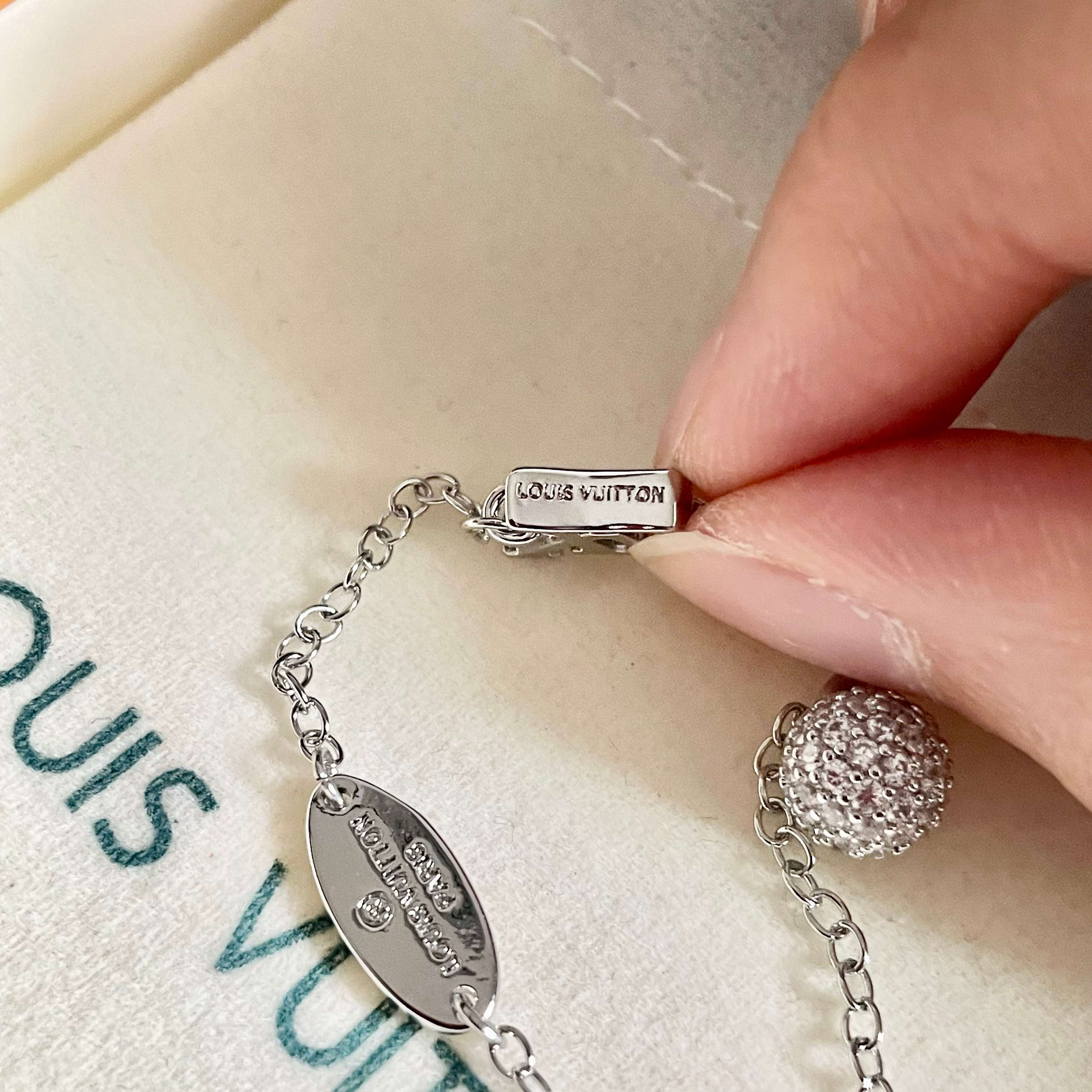 Louis Vuitton LOUISVUITTON以 花纹图案设计 双花 款设计方式吊坠LV品牌标志设计