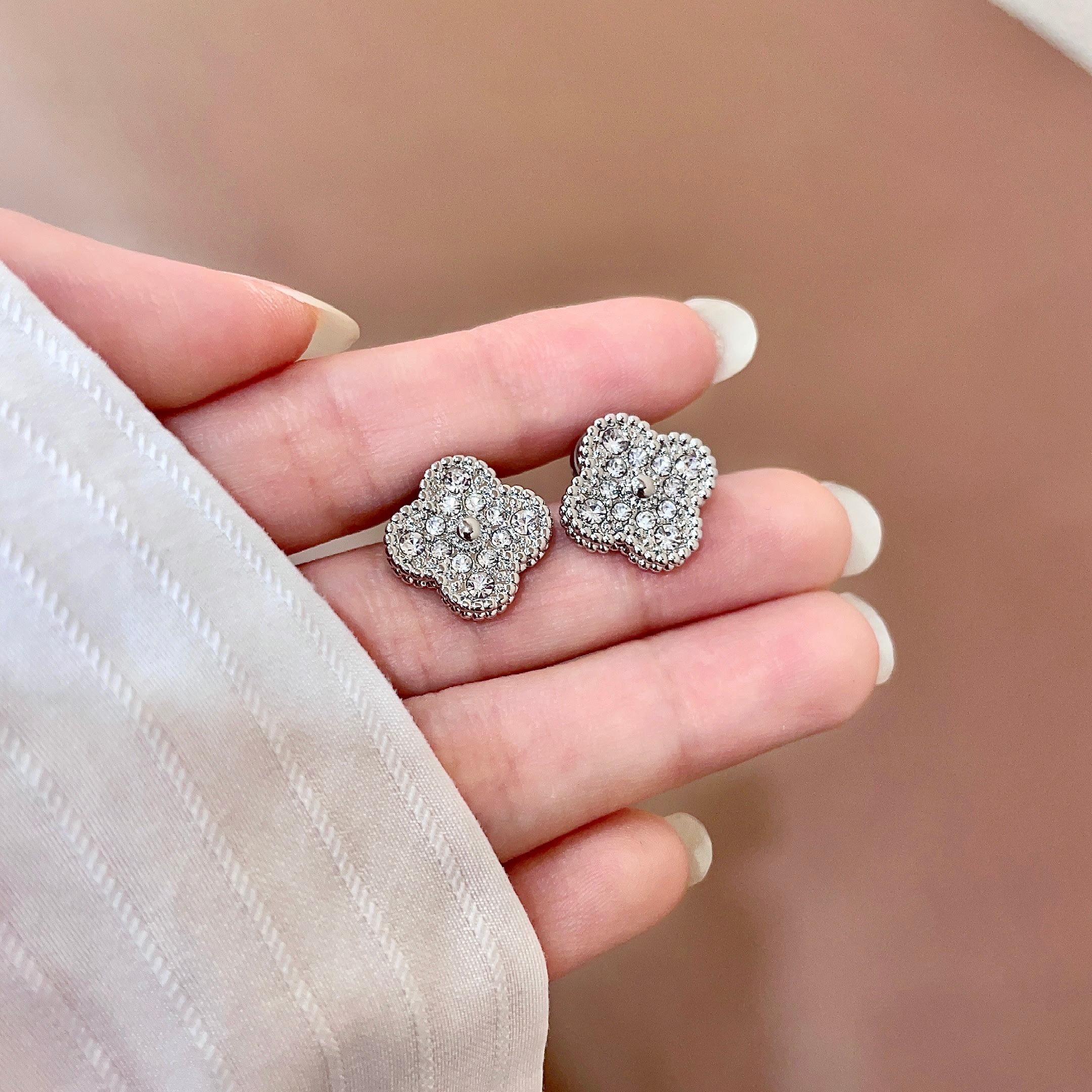 Pendientes Van Cleef Arpels Magic Alhambra de oro blanco con pavé de diamantes de 15 mm de diámetro