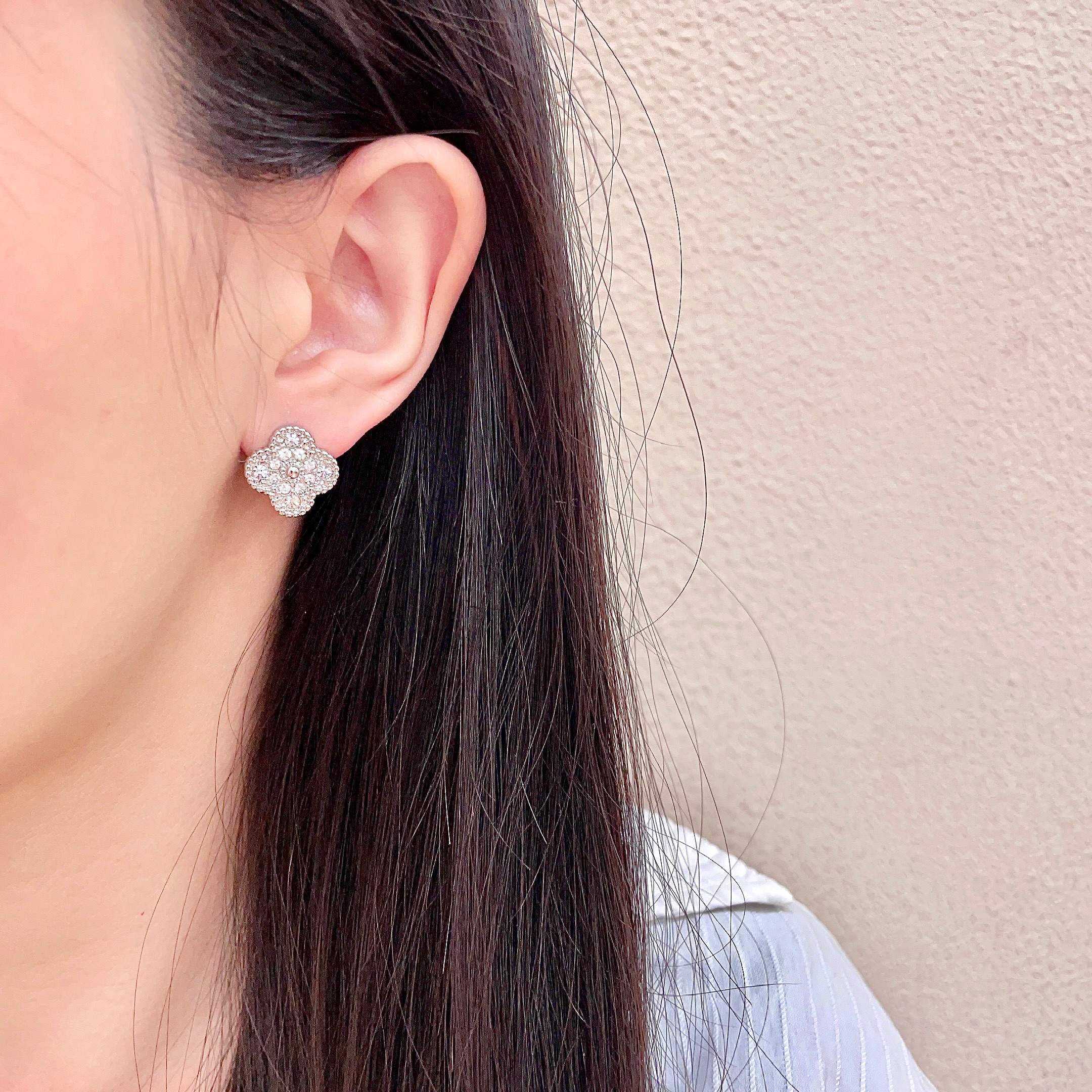 Pendientes Van Cleef Arpels Magic Alhambra de oro blanco con pavé de diamantes de 15 mm de diámetro