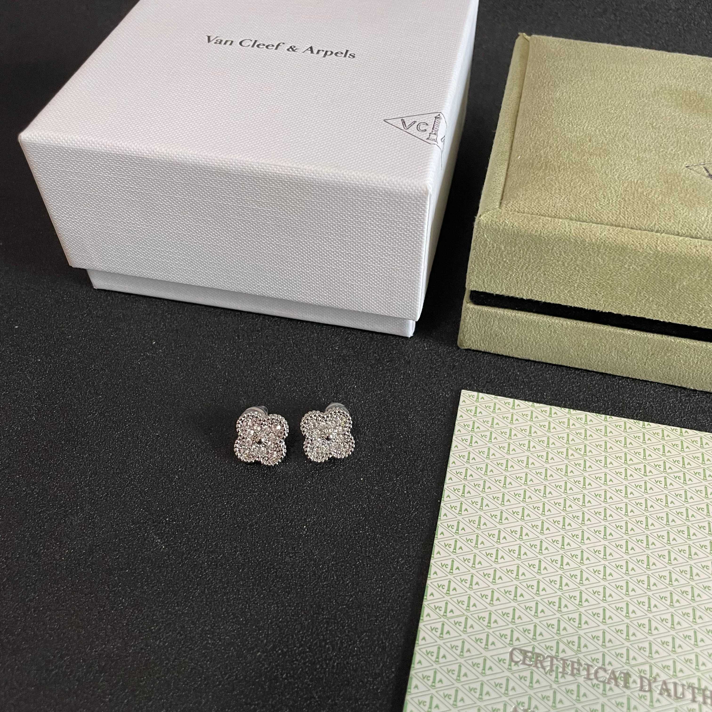 Pendientes Van Cleef Arpels Magic Alhambra de oro blanco con pavé de diamantes de 15 mm de diámetro