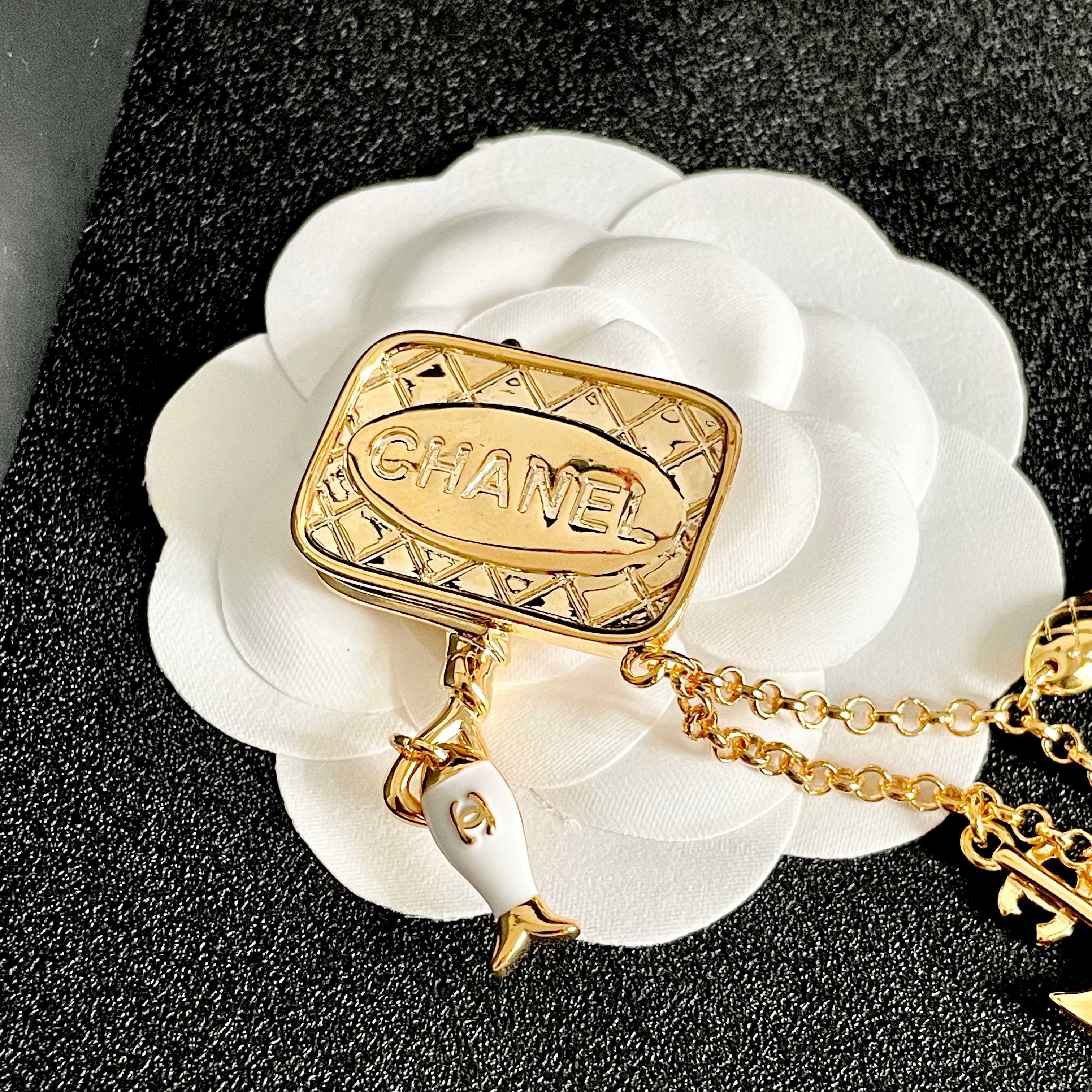 Chanel Chanel香奈儿 中古 字母毛衣链 项链 小香家的款式真心无需多介绍 ，大方，非常显气质