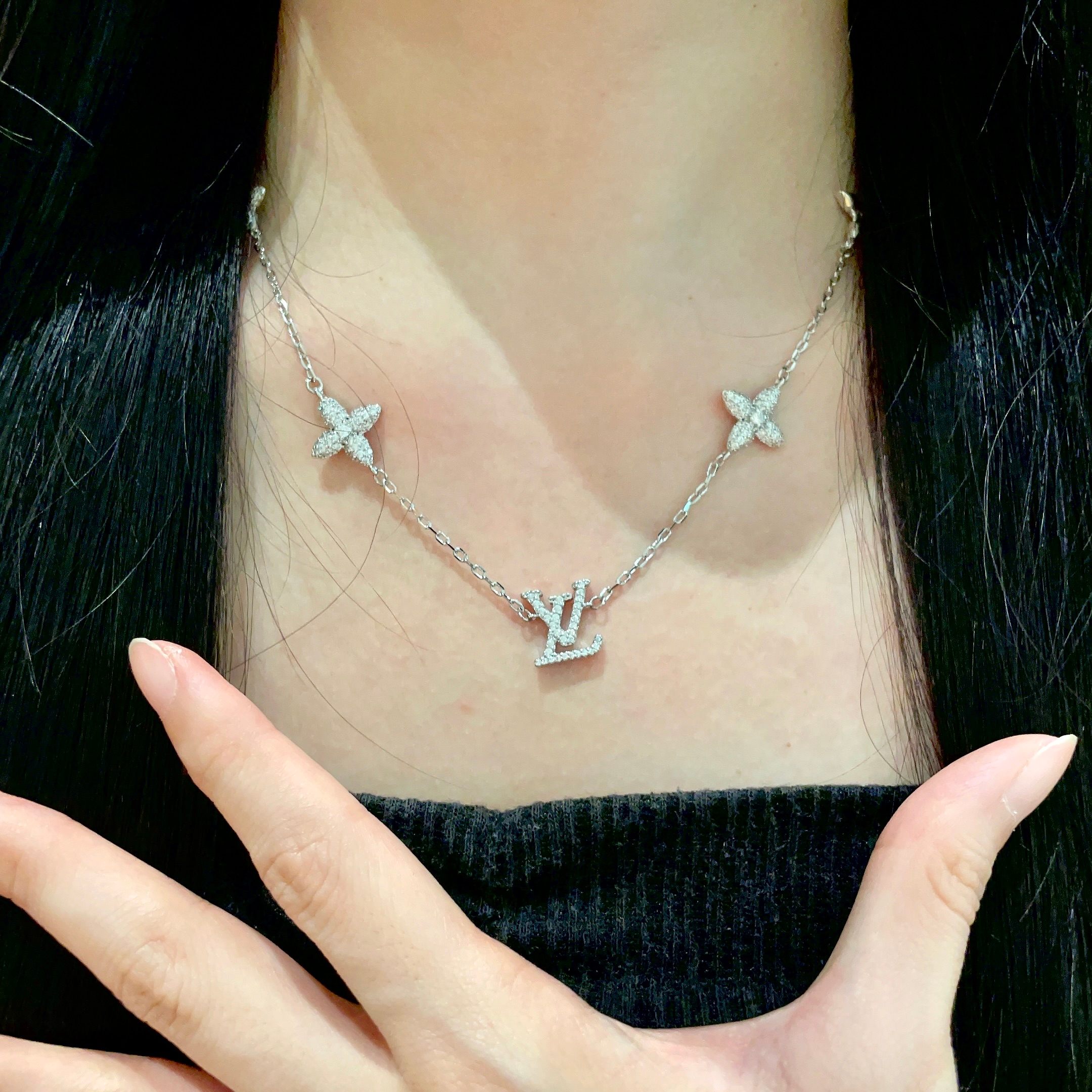 Louis Vuitton LOUISVUITTON以 花纹图案设计 双花 款设计方式吊坠LV品牌标志设计