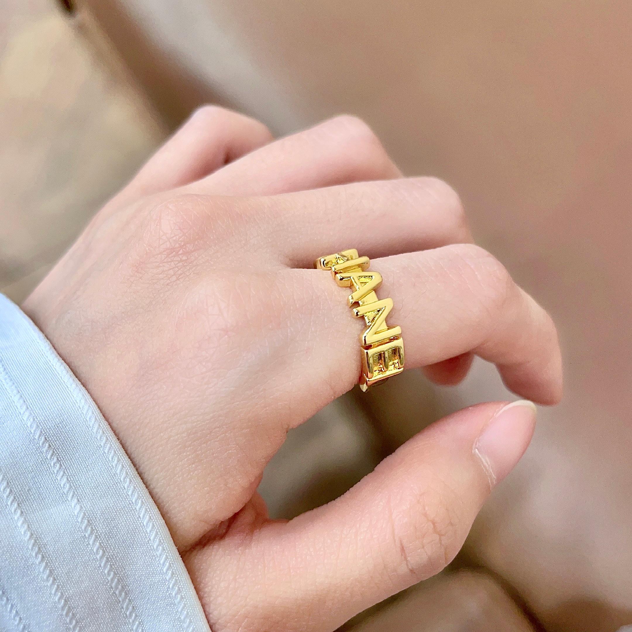 Chanel 一戴就忍不住想夸的一款，简约的设计，超 又显手白，简直爱了 又可以跟其他款式叠搭一起，百搭～