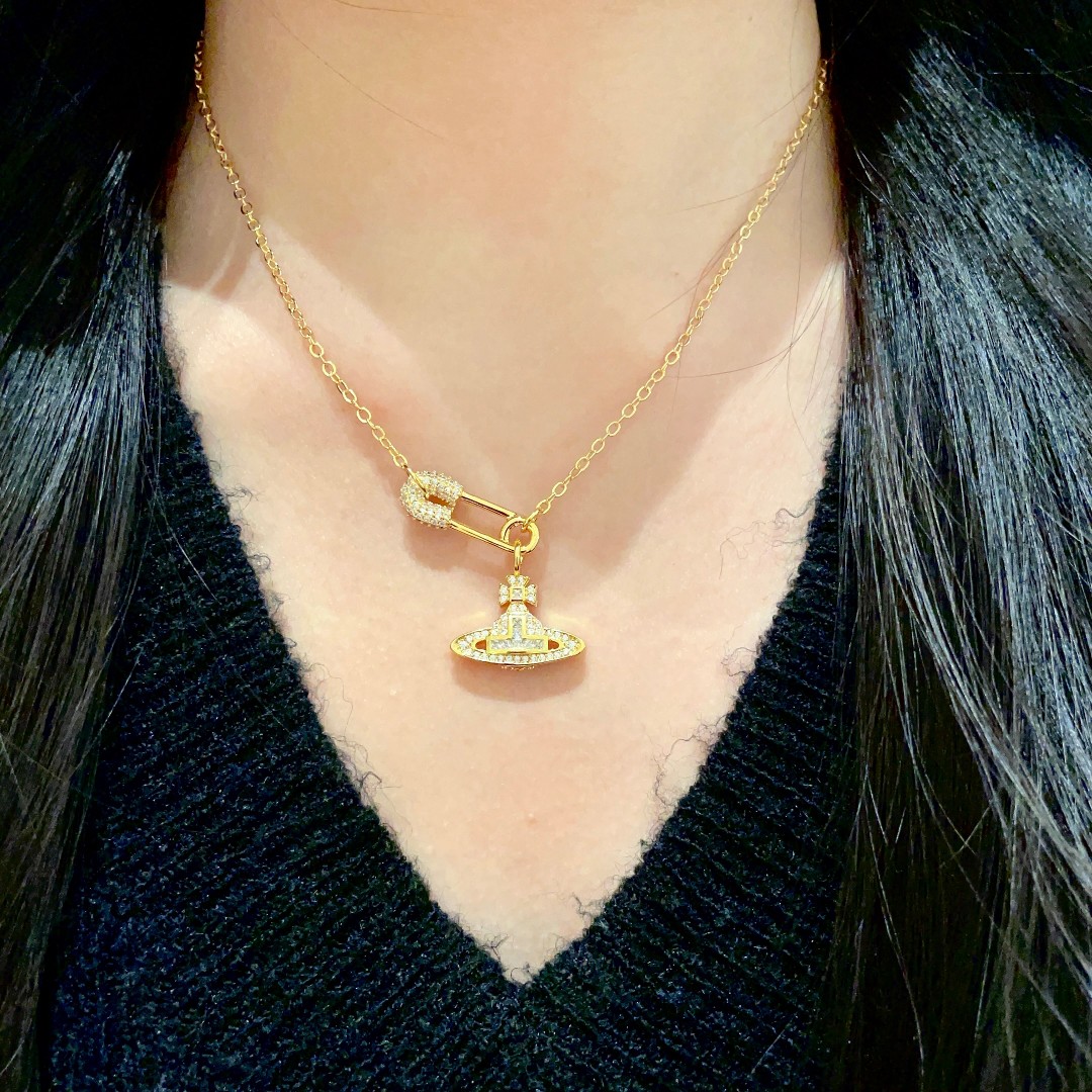 Vivienne Westwood 西太后项链 太 了喜欢这种小而 的款 它很适合叠戴那种很 的饰品 这个东西我说来说去就这些话