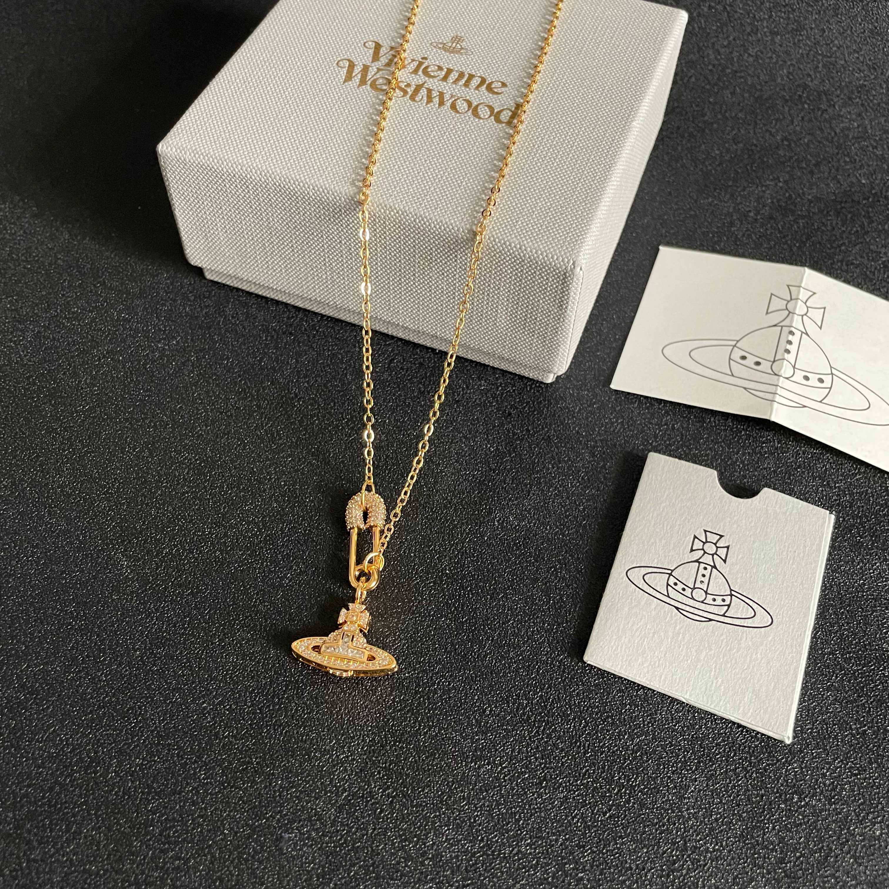 Vivienne Westwood 西太后项链 太 了喜欢这种小而 的款 它很适合叠戴那种很 的饰品 这个东西我说来说去就这些话