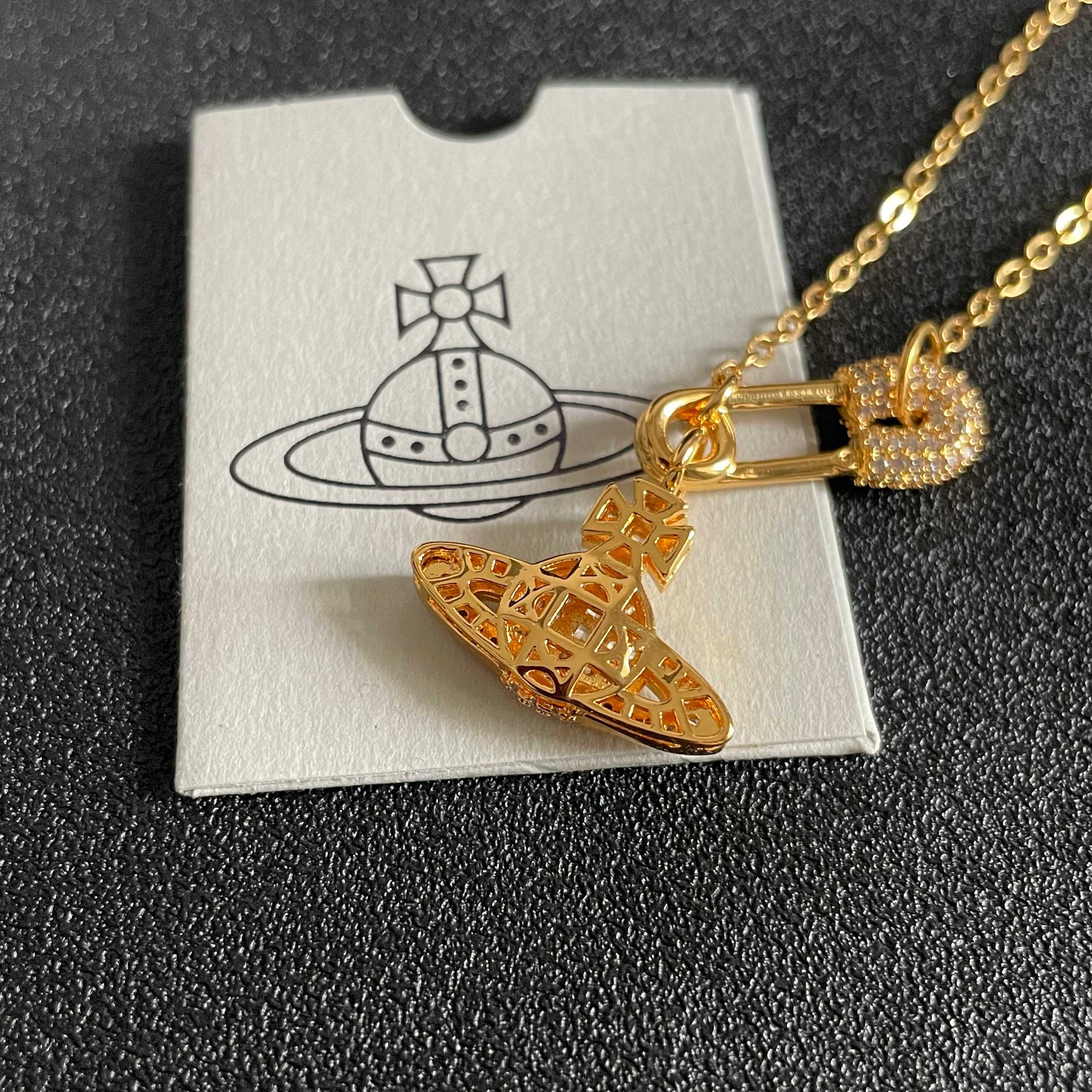 Vivienne Westwood 西太后项链 太 了喜欢这种小而 的款 它很适合叠戴那种很 的饰品 这个东西我说来说去就这些话