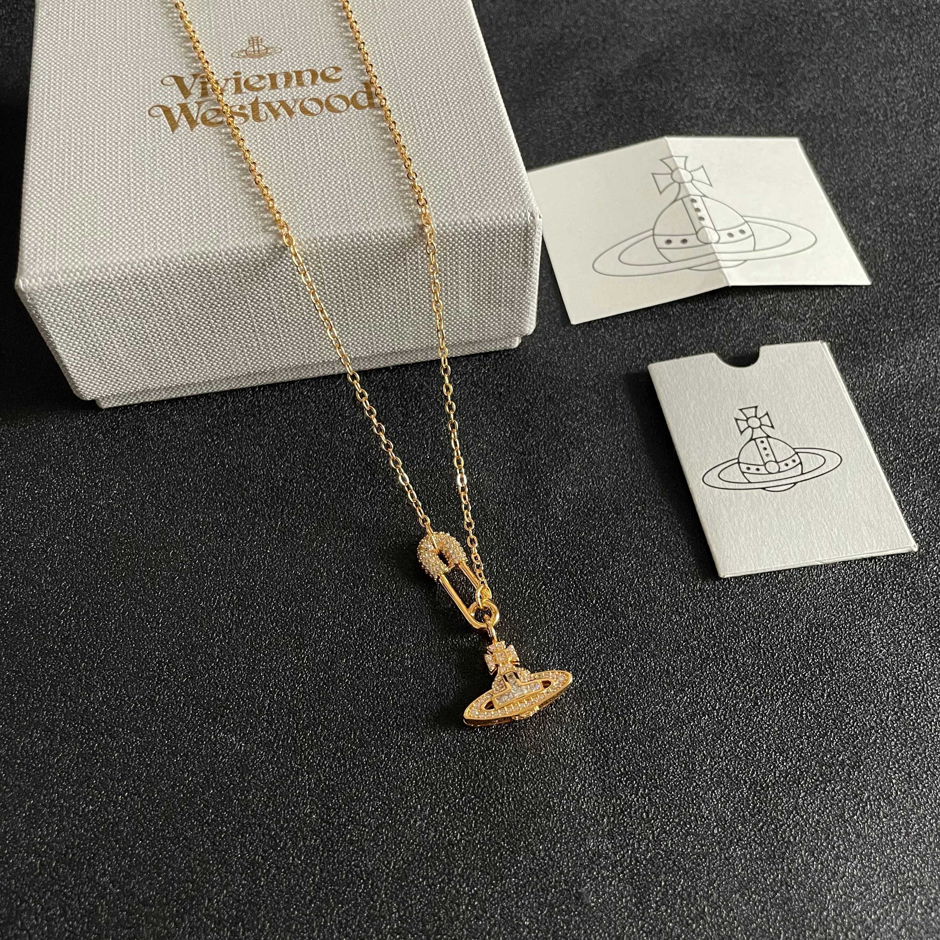 Vivienne Westwood 西太后项链 太 了喜欢这种小而 的款 它很适合叠戴那种很 的饰品 这个东西我说来说去就这些话