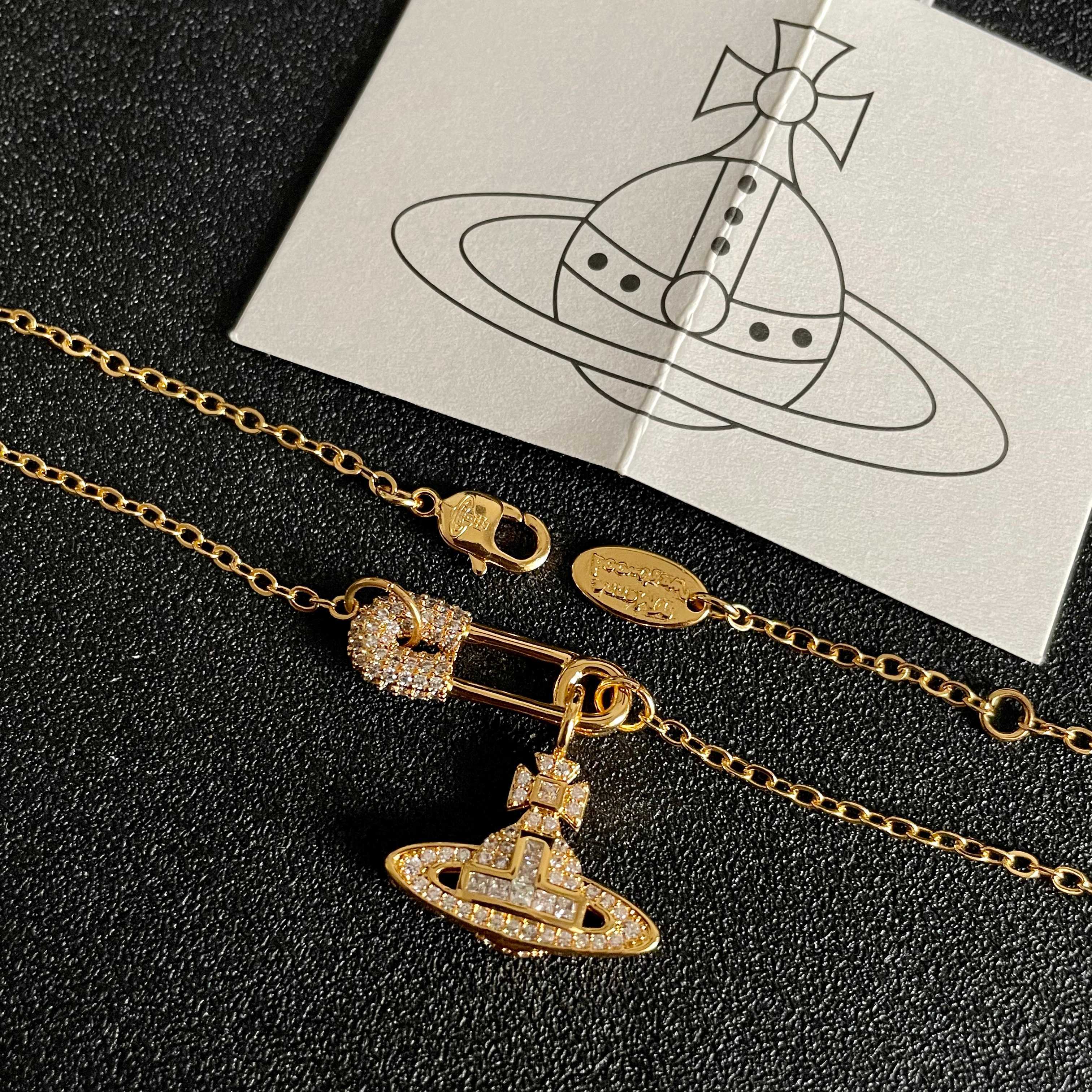 Vivienne Westwood 西太后项链 太 了喜欢这种小而 的款 它很适合叠戴那种很 的饰品 这个东西我说来说去就这些话