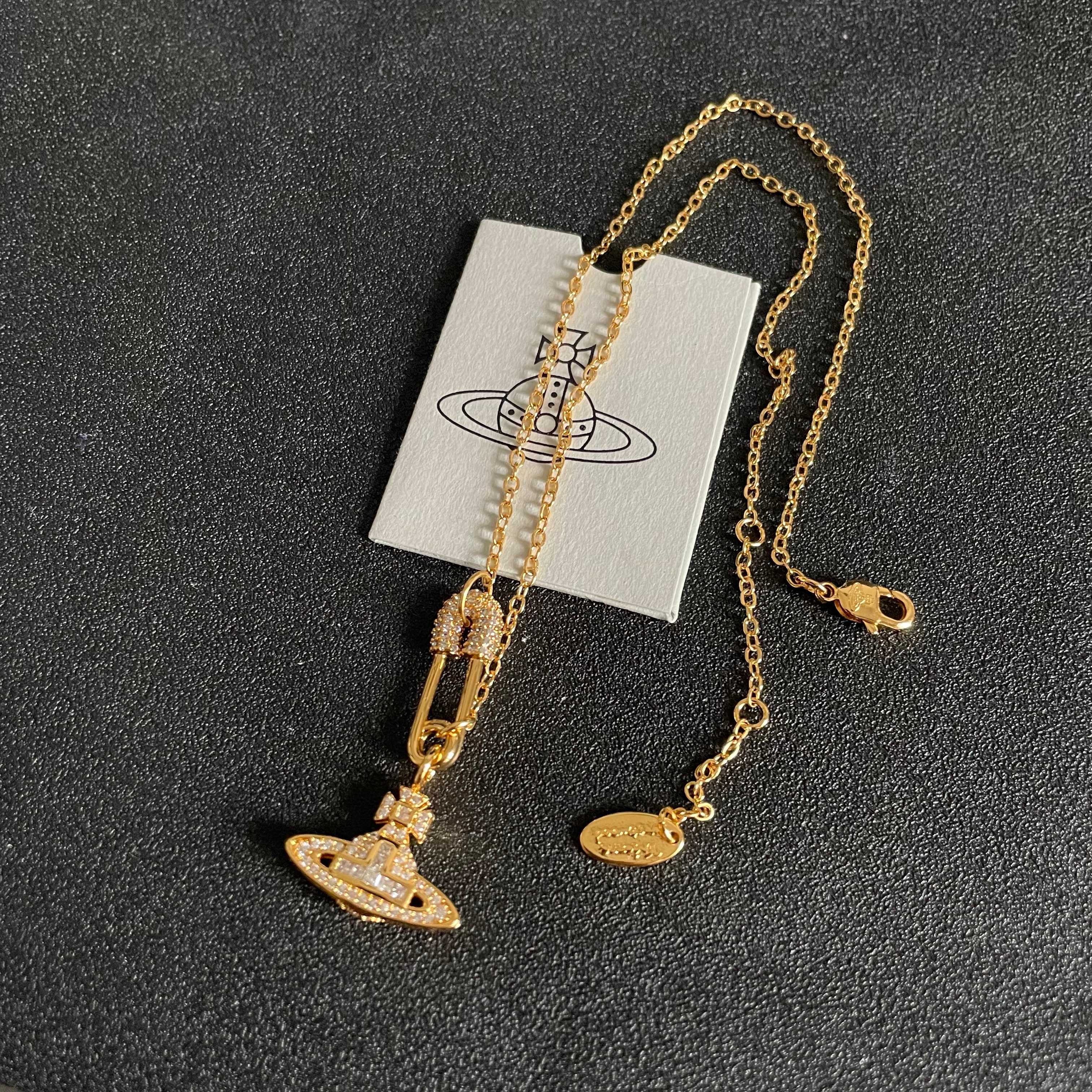 Vivienne Westwood 西太后项链 太 了喜欢这种小而 的款 它很适合叠戴那种很 的饰品 这个东西我说来说去就这些话