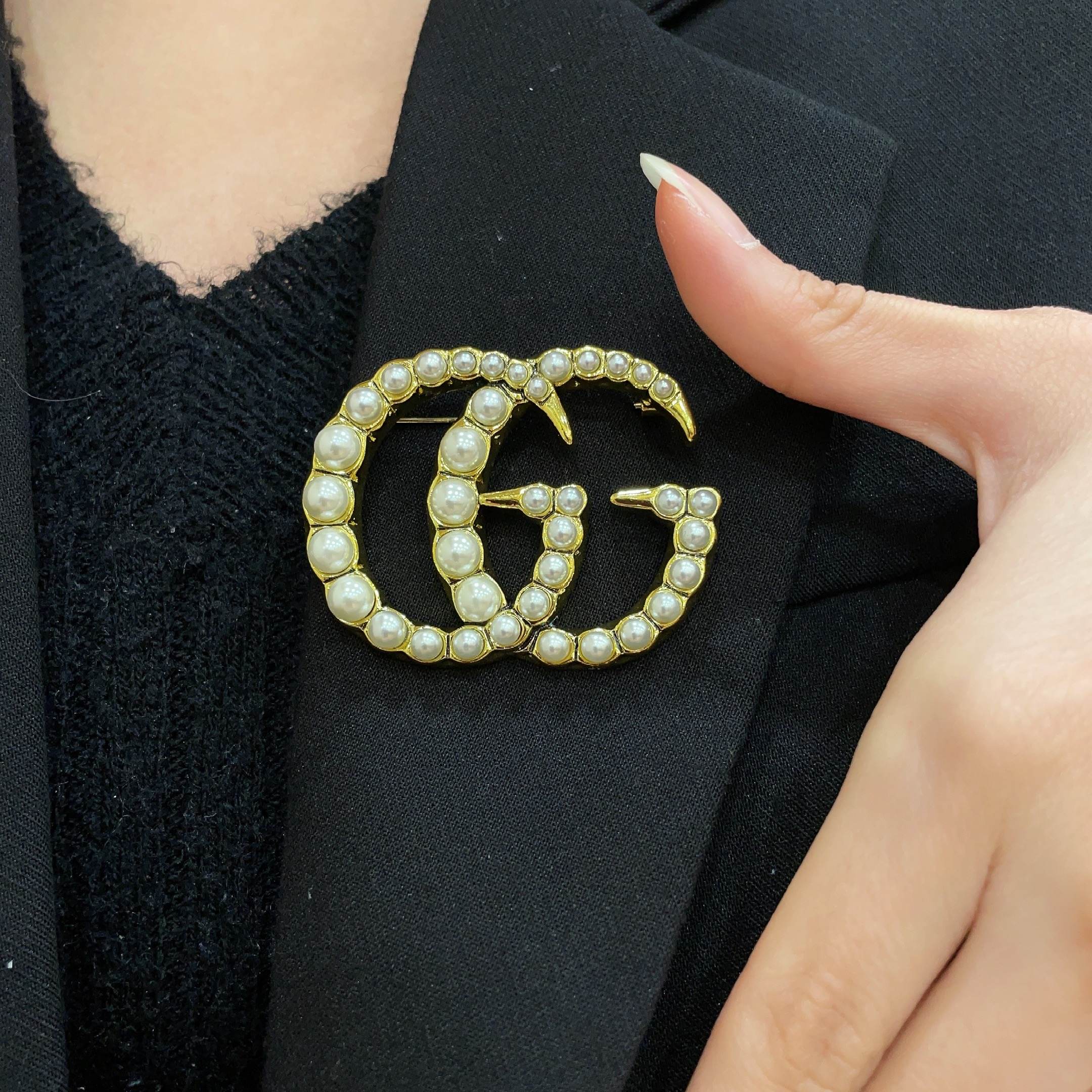 Gucci 古驰Gucci 新款同步上新胸针 是最懂女人的饰物 那些倾注了全部心血去做自己的女人