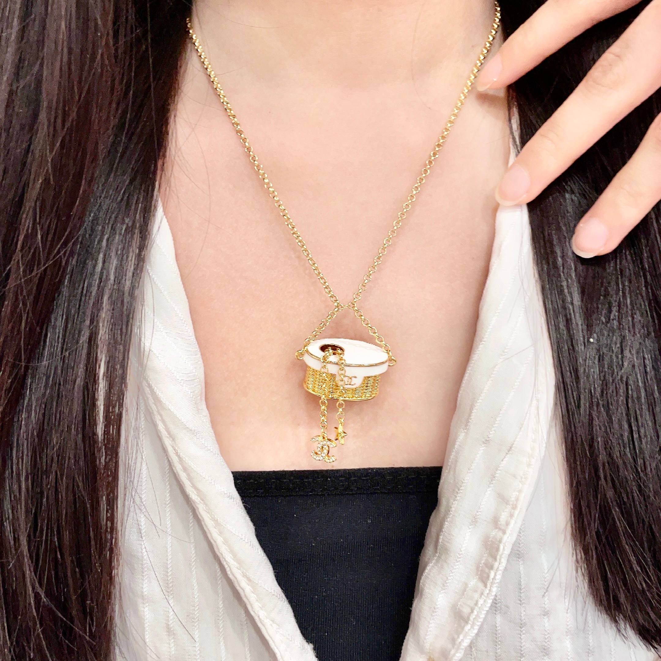 Chanel Chanel香奈儿 中古 字母 项链 小香家的款式真心无需多介绍 ，大方，非常显气质