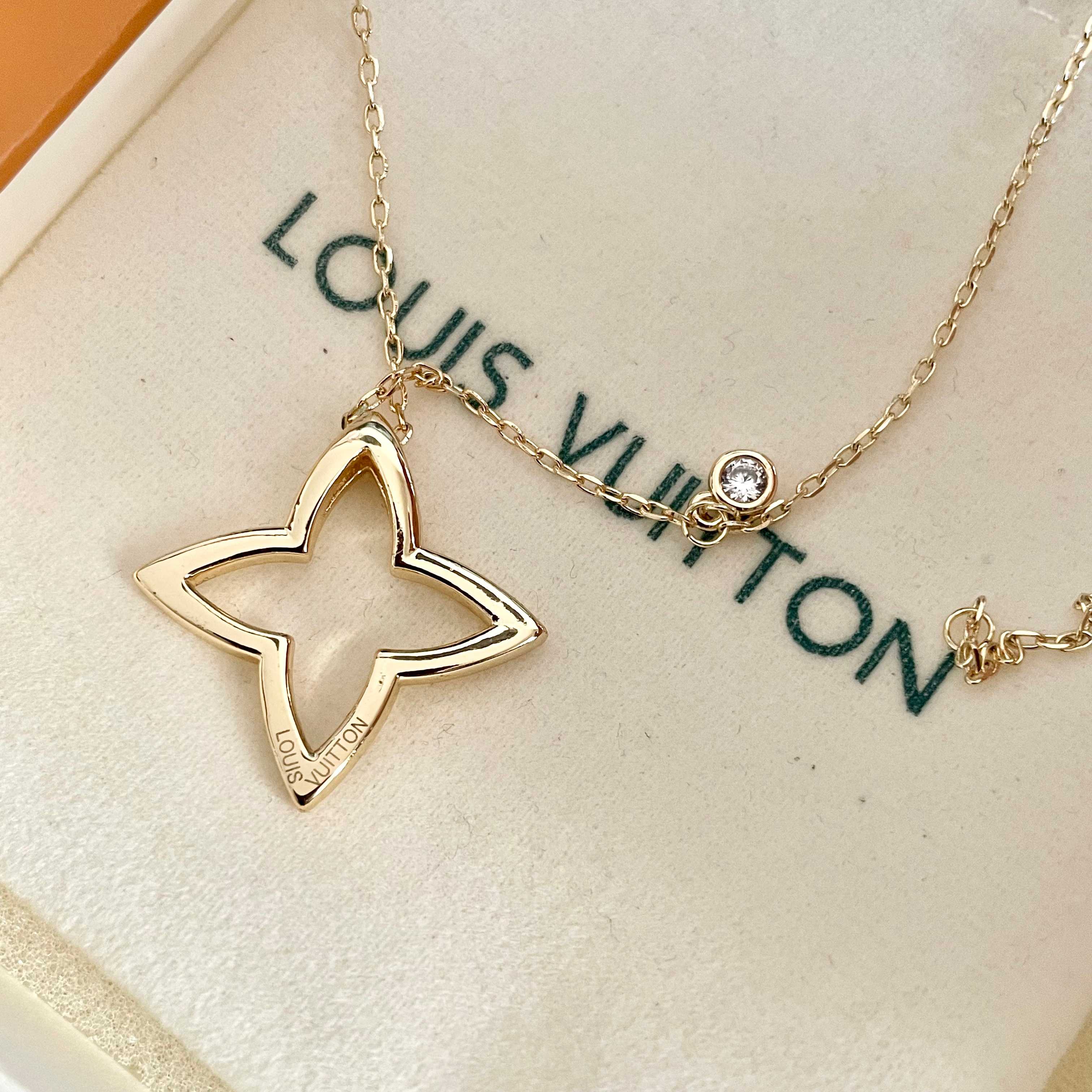 💥💥💥LOUISVUITTON以 经典花纹图案设计 双花 款设计方式吊坠LV品牌标志设计，经典标志理念、