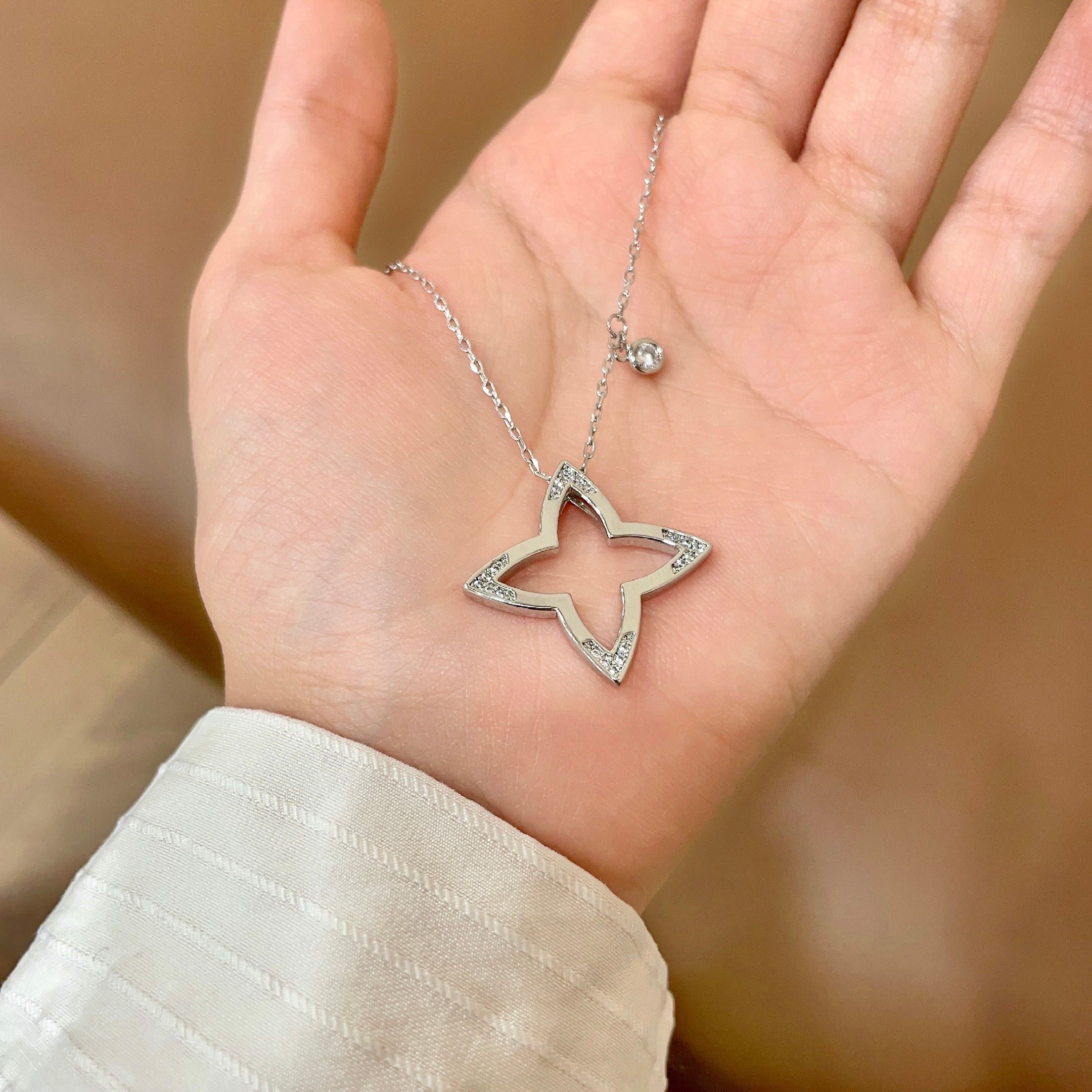 💥💥💥LOUISVUITTON以 经典花纹图案设计 双花 款设计方式吊坠LV品牌标志设计，经典标志理念、