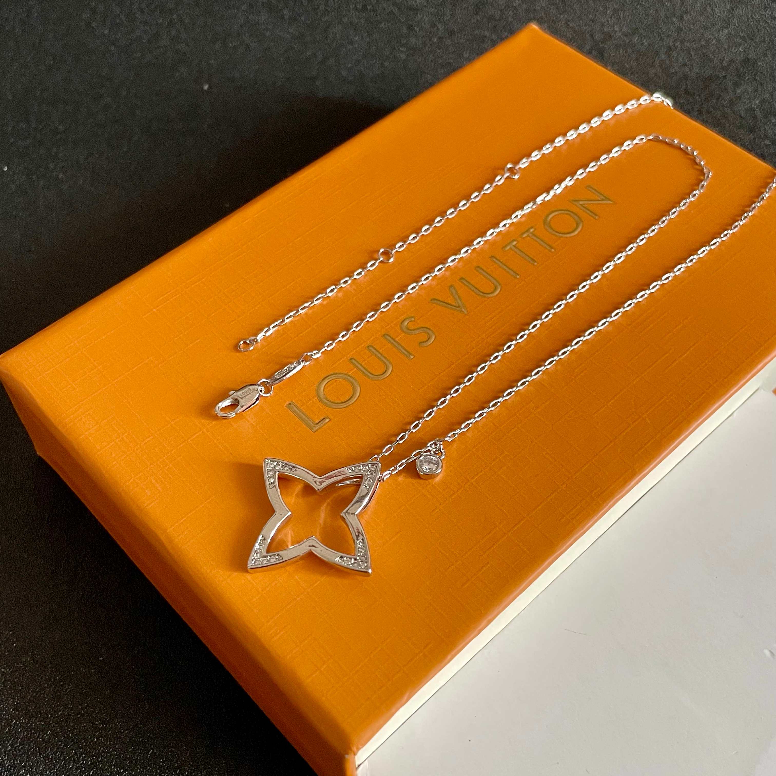 💥💥💥LOUISVUITTON以 经典花纹图案设计 双花 款设计方式吊坠LV品牌标志设计，经典标志理念、