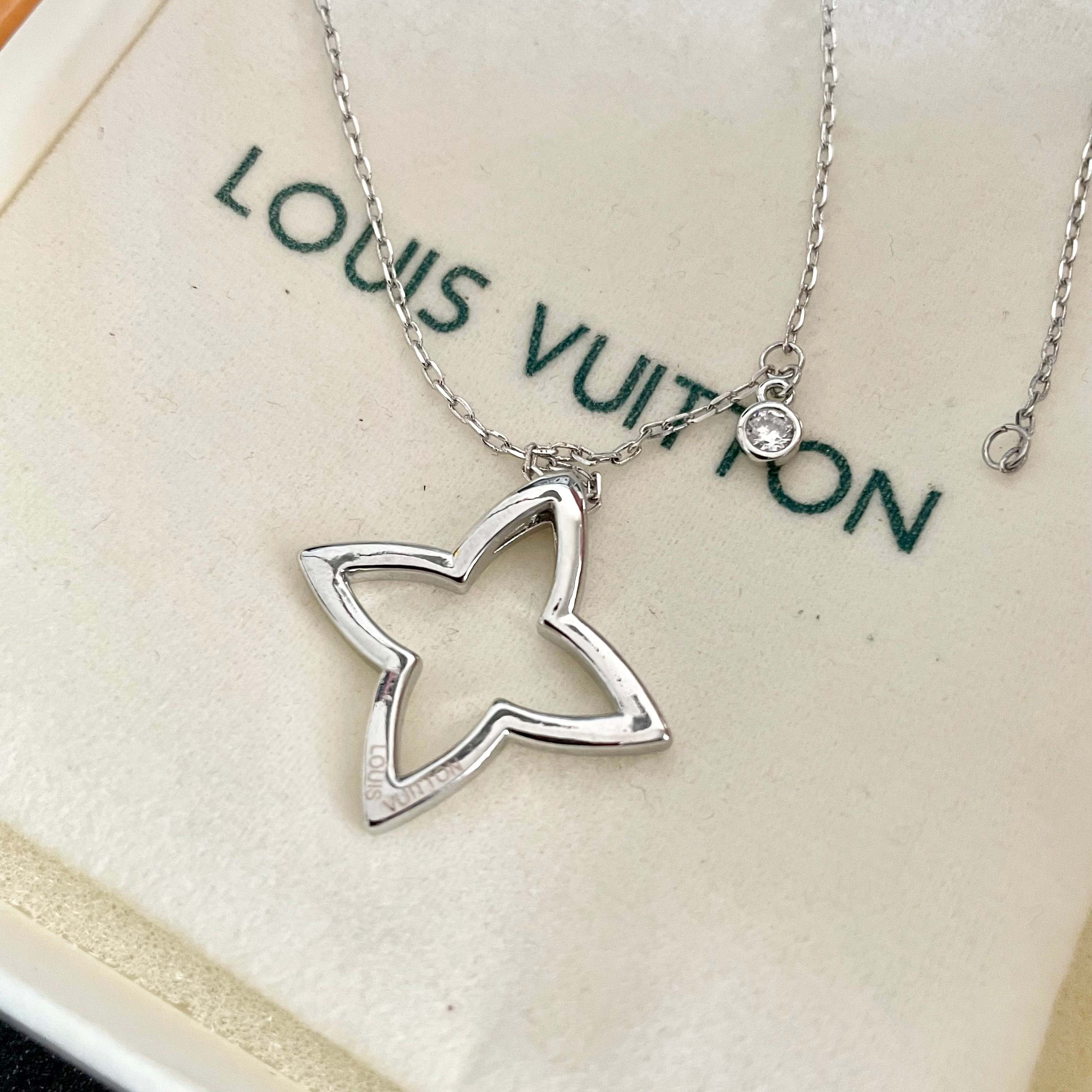 💥💥💥LOUISVUITTON以 经典花纹图案设计 双花 款设计方式吊坠LV品牌标志设计，经典标志理念、