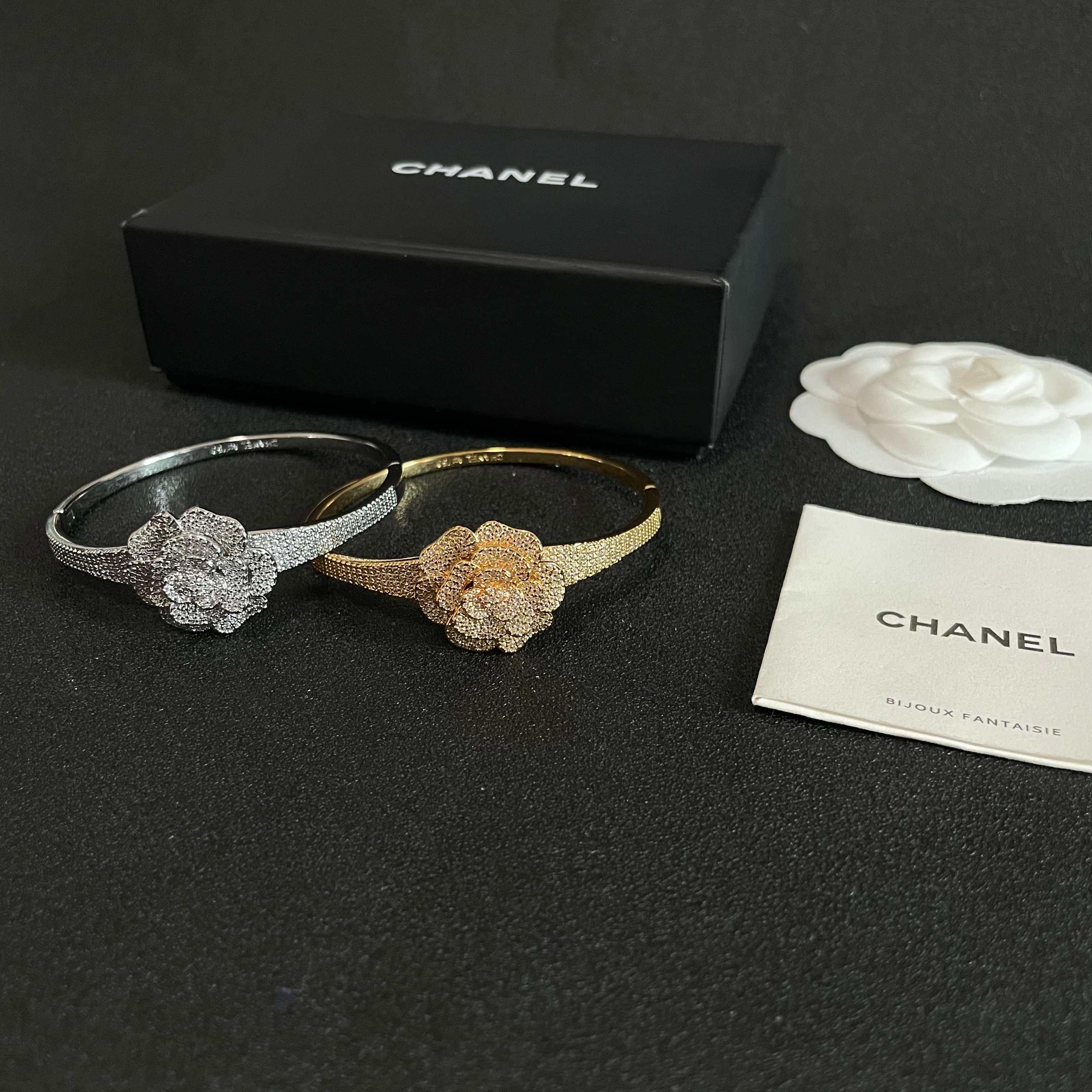 Chanel 新款新款 香奈儿山茶花手镯 bling 颜色搭配得非常好高级感 女神气质高端 黄铜材质不过敏不褪色