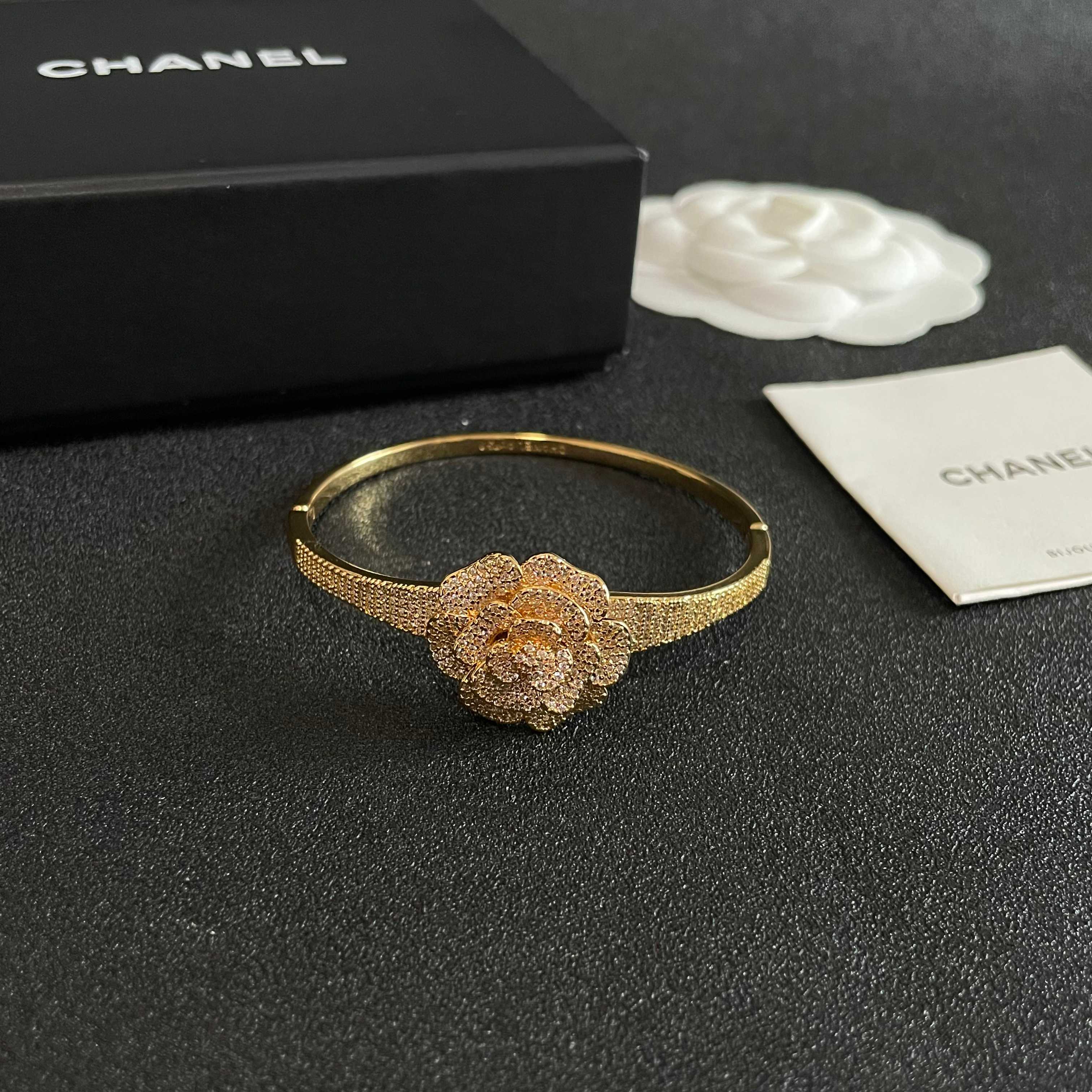 Chanel 新款新款 香奈儿山茶花手镯 bling 颜色搭配得非常好高级感 女神气质高端 黄铜材质不过敏不褪色