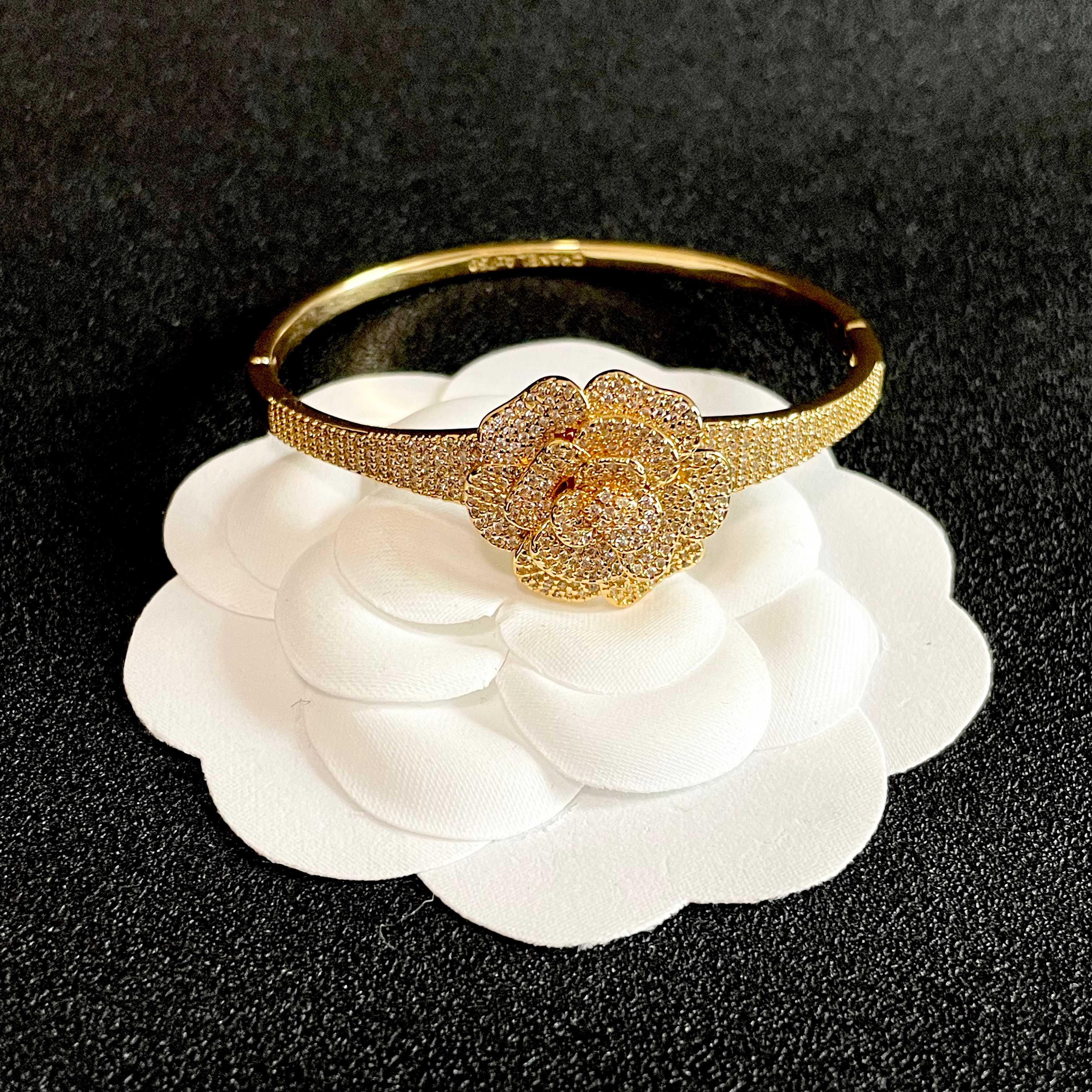 Chanel 新款新款 香奈儿山茶花手镯 bling 颜色搭配得非常好高级感 女神气质高端 黄铜材质不过敏不褪色