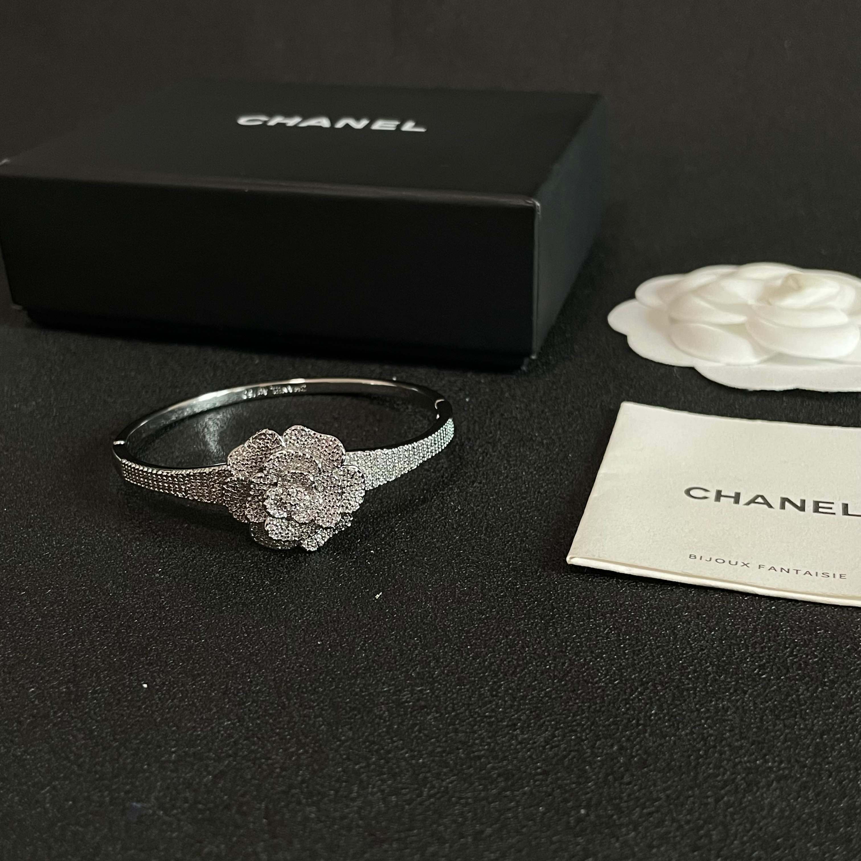 Chanel 新款新款 香奈儿山茶花手镯 bling 颜色搭配得非常好高级感 女神气质高端 黄铜材质不过敏不褪色