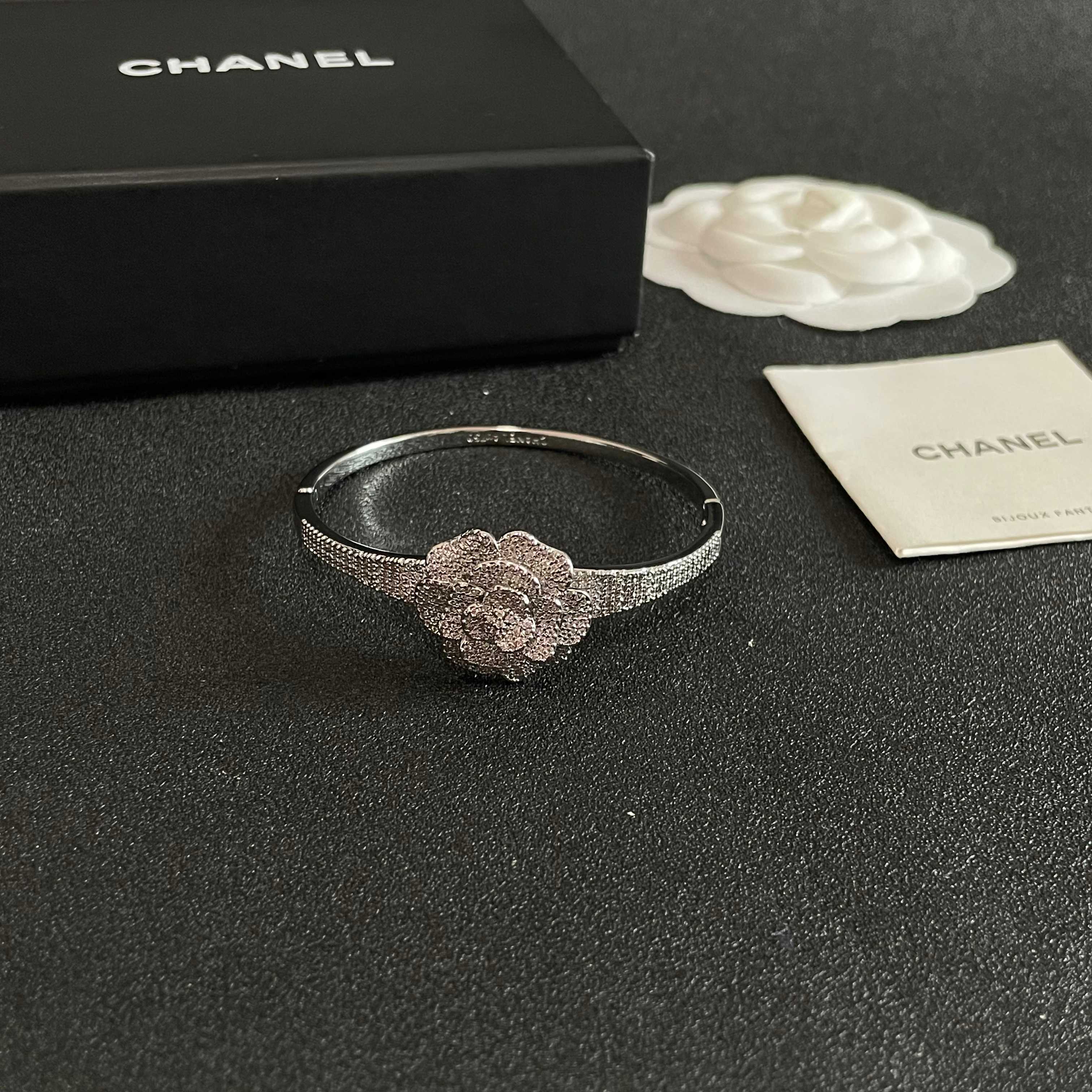 Chanel 新款新款 香奈儿山茶花手镯 bling 颜色搭配得非常好高级感 女神气质高端 黄铜材质不过敏不褪色