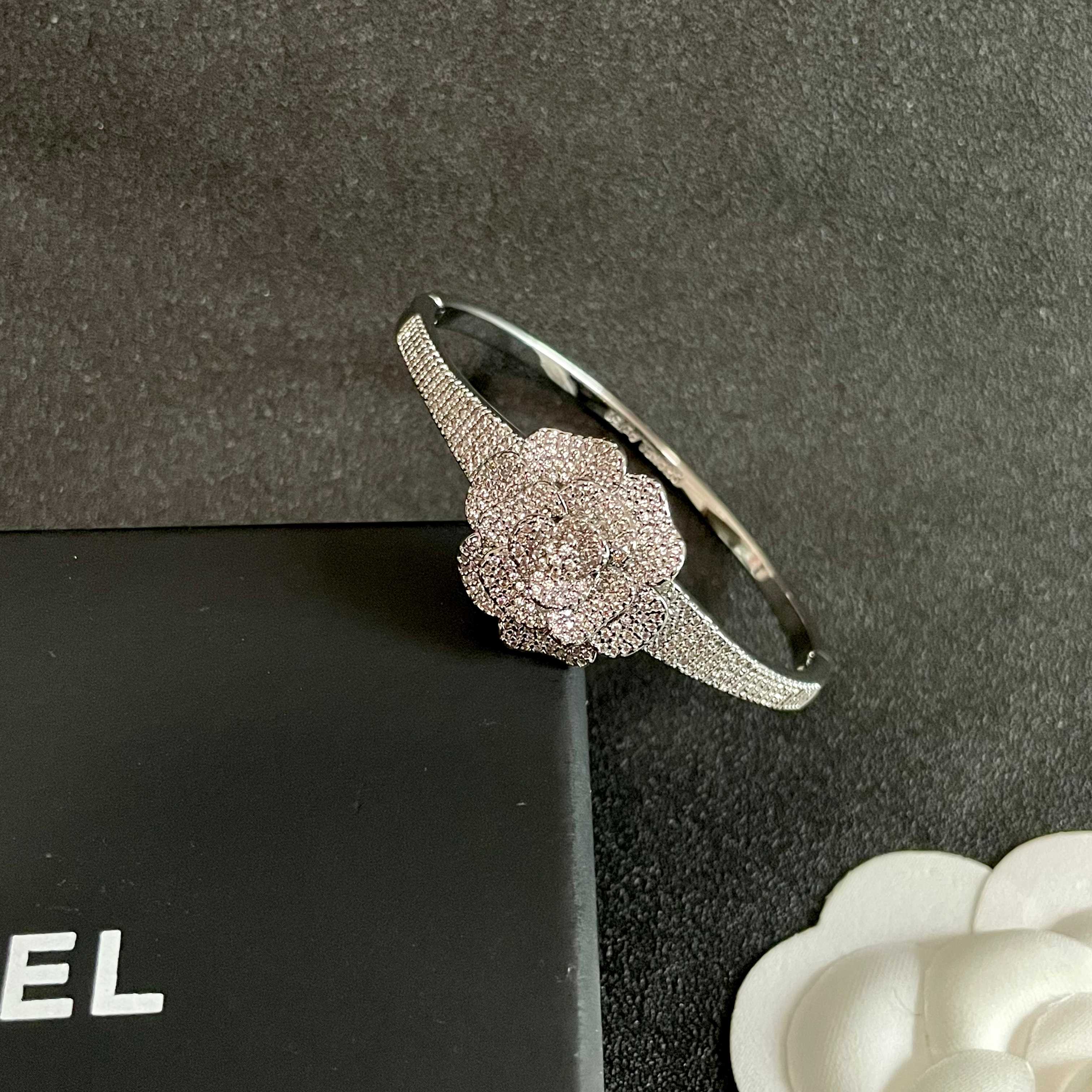 Chanel 新款新款 香奈儿山茶花手镯 bling 颜色搭配得非常好高级感 女神气质高端 黄铜材质不过敏不褪色