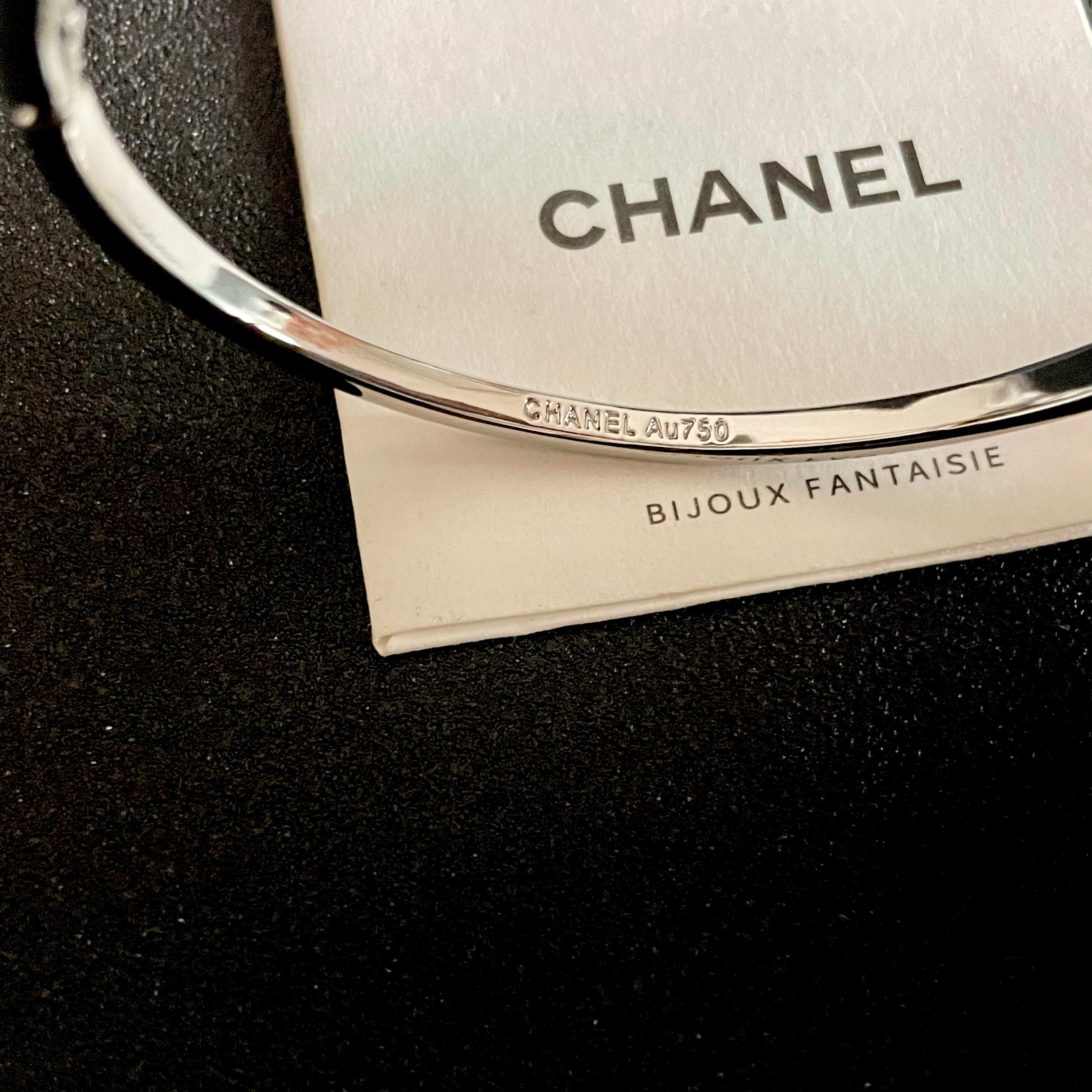 Chanel 新款新款 香奈儿山茶花手镯 bling 颜色搭配得非常好高级感 女神气质高端 黄铜材质不过敏不褪色
