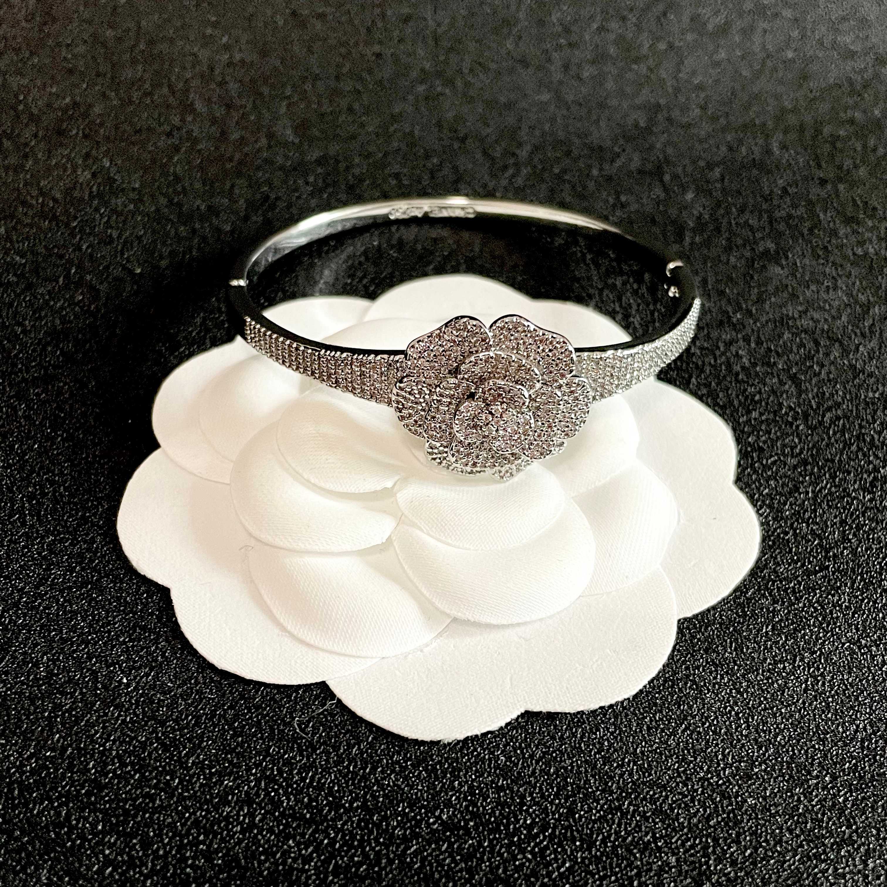 Chanel 新款新款 香奈儿山茶花手镯 bling 颜色搭配得非常好高级感 女神气质高端 黄铜材质不过敏不褪色