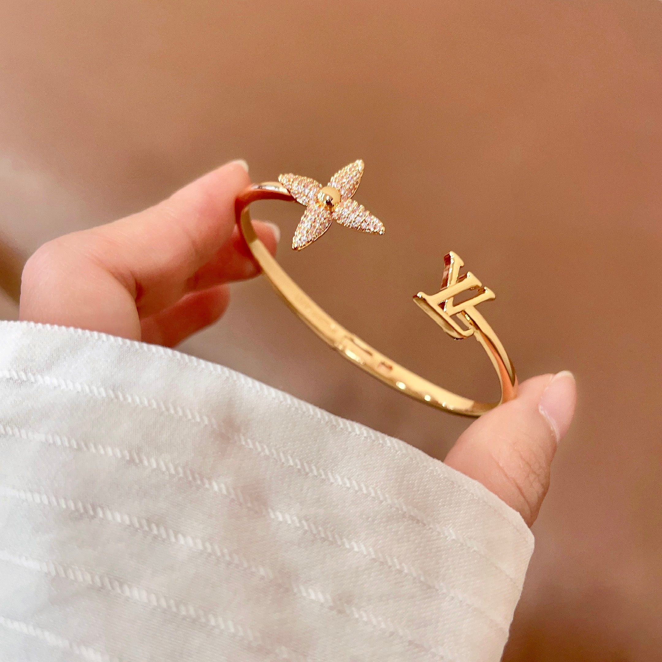 Louis Vuitton LV 手镯 Louis Vuitton 路易威登 一致材质 火 设计独特 前卫 男神、美女