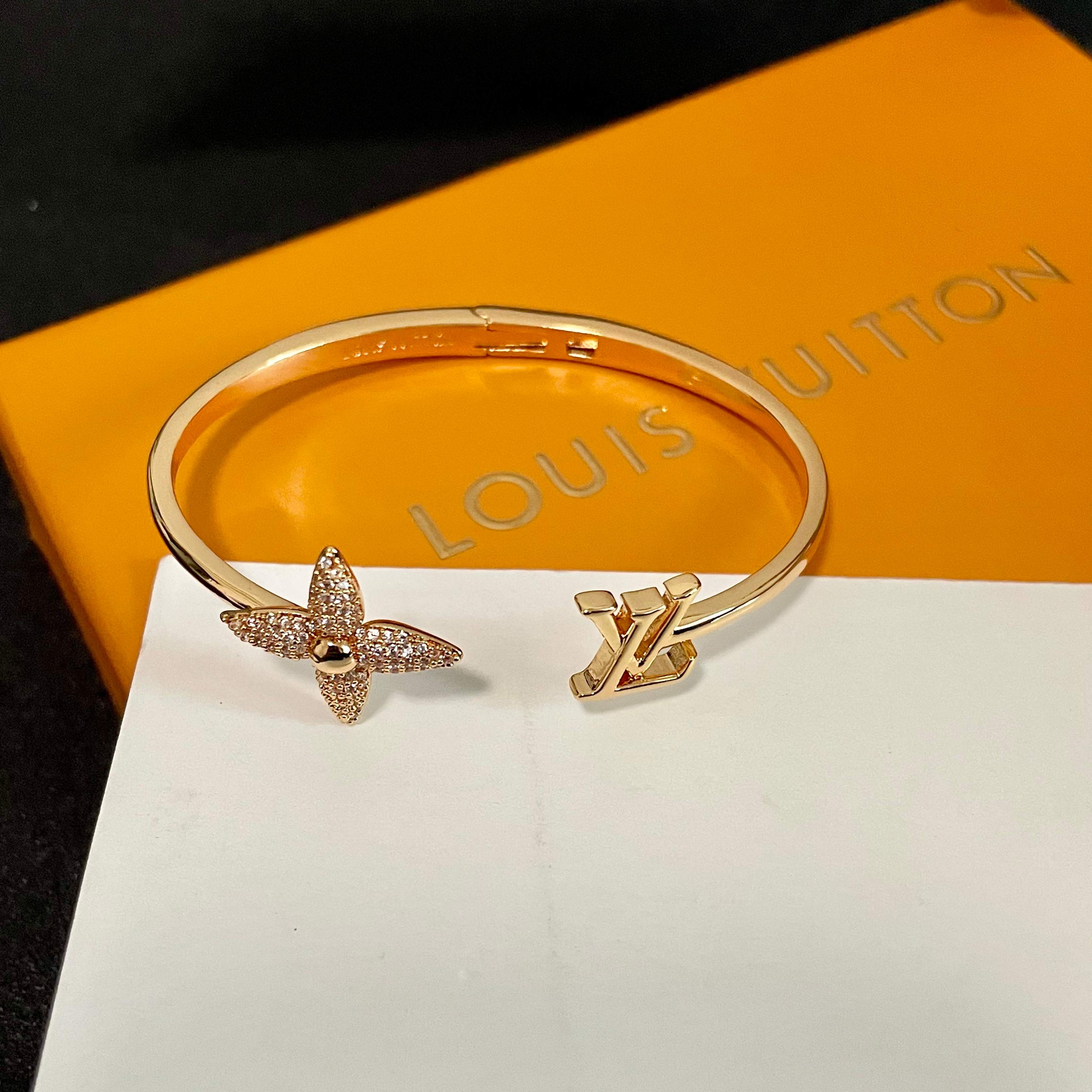 Louis Vuitton LV 手镯 Louis Vuitton 路易威登 一致材质 火 设计独特 前卫 男神、美女