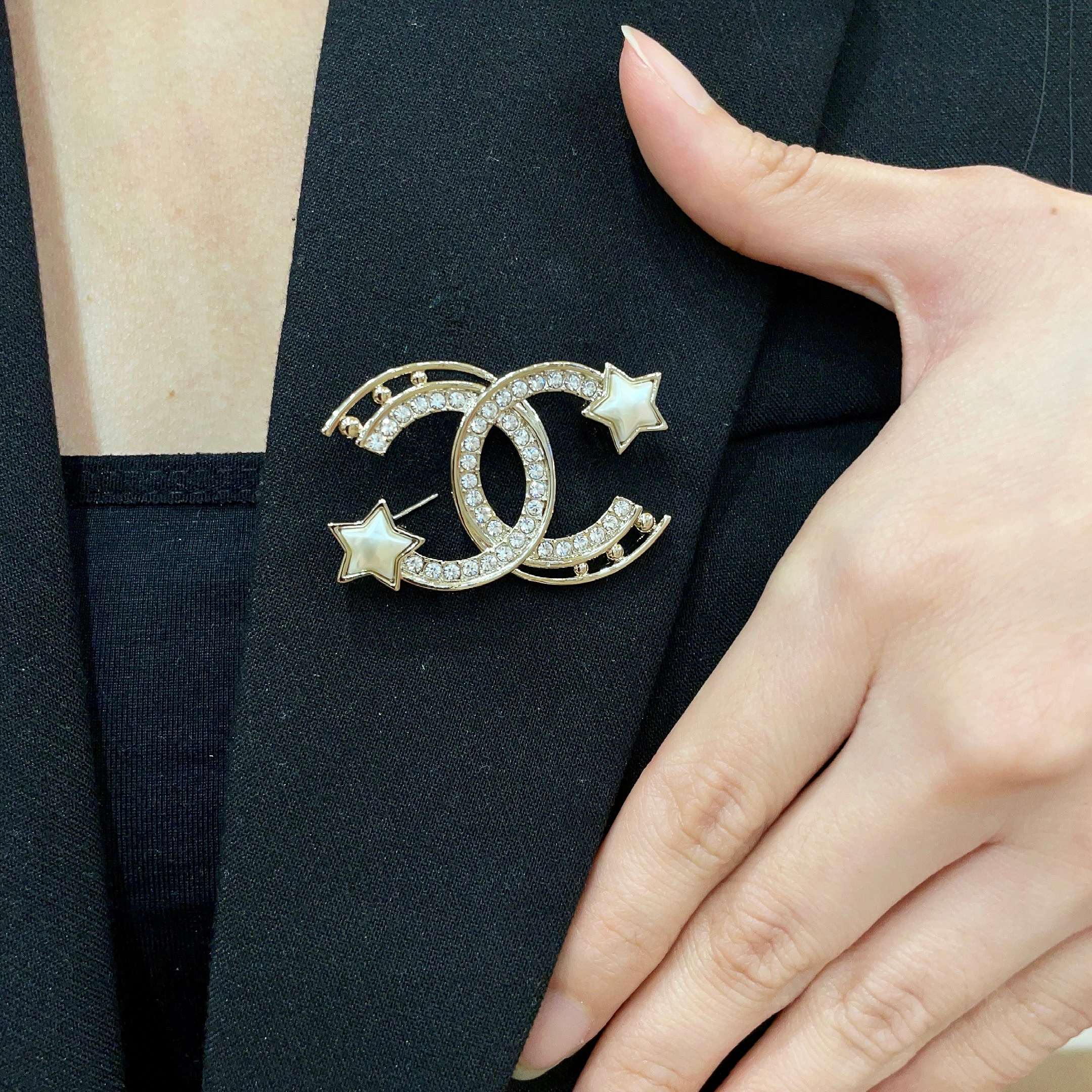 Chanel CHANEL 新款同步上新香奈儿胸针 是最懂女人的饰物 那些倾注了全部心血去做自己的女人
