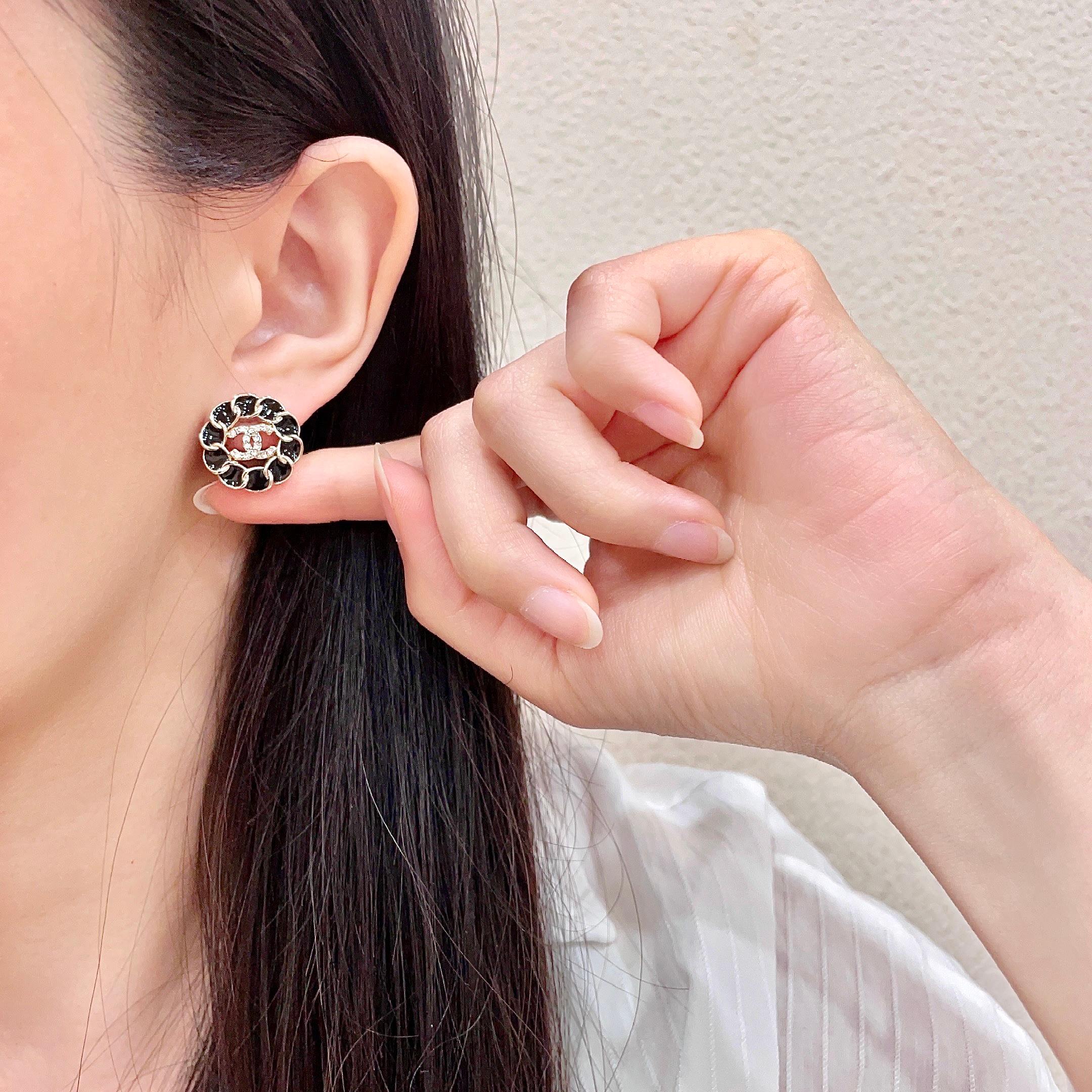 Chanel Chanel香奈儿 中古 双C耳钉 logo 小香家的款式真心无需多介绍 ，大方，非常显气质