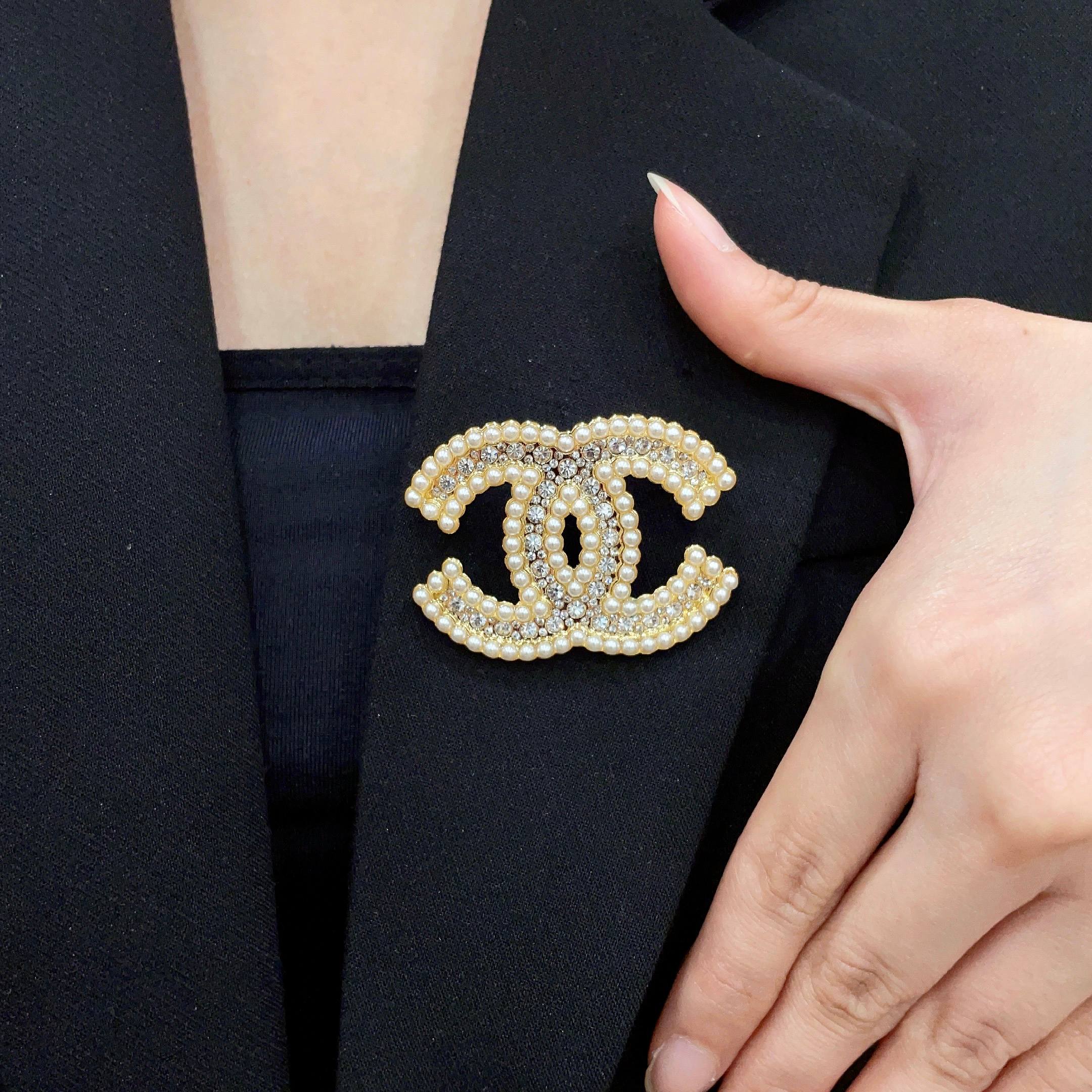 Chanel CHANEL 新款同步上新香奈儿胸针 是最懂女人的饰物 那些倾注了全部心血去做自己的女人