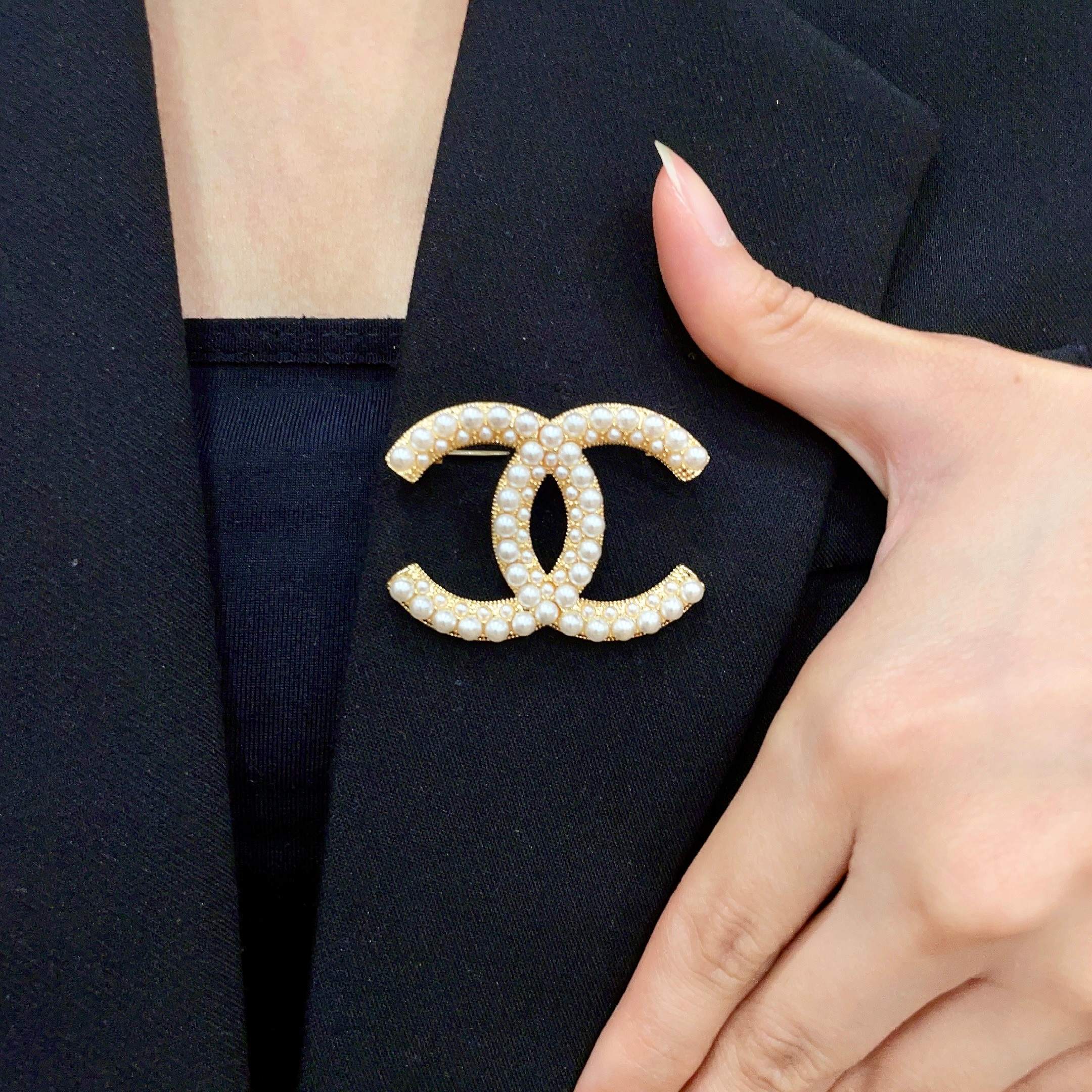 Chanel CHANEL 新款同步上新香奈儿胸针 是最懂女人的饰物 那些倾注了全部心血去做自己的女人