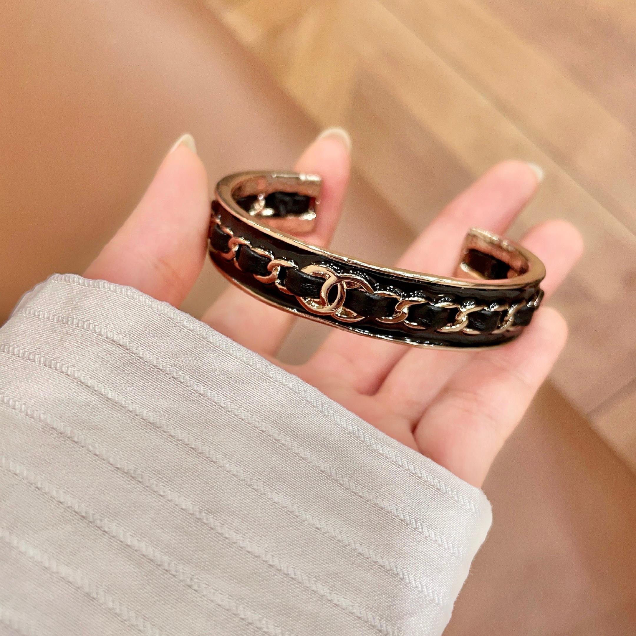 Chanel 新款新款 香奈儿双C链条手镯 bling 颜色搭配得非常好高级感 女神气质高端 黄铜材质不过敏不褪色
