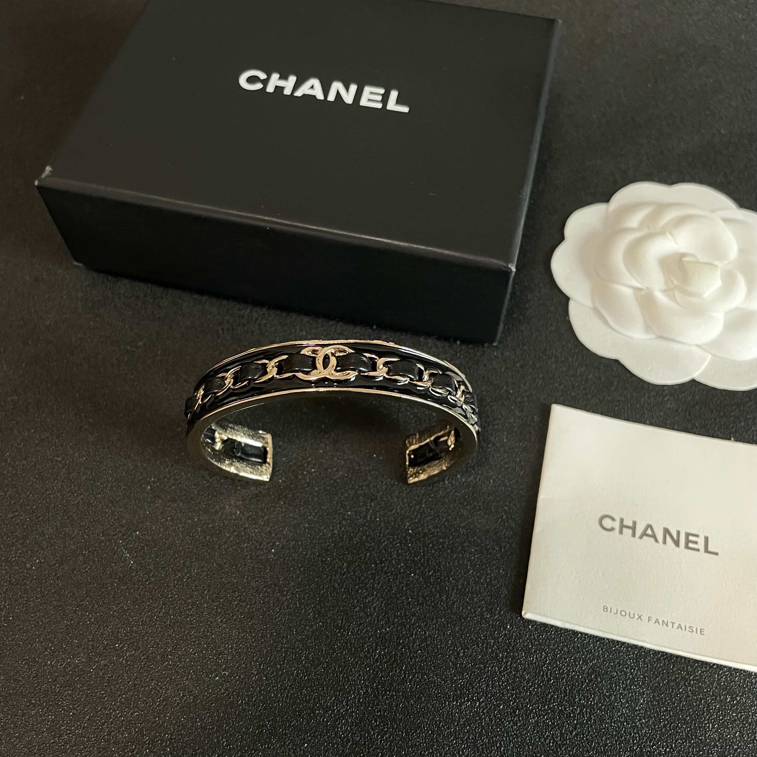 Chanel 新款新款 香奈儿双C链条手镯 bling 颜色搭配得非常好高级感 女神气质高端 黄铜材质不过敏不褪色