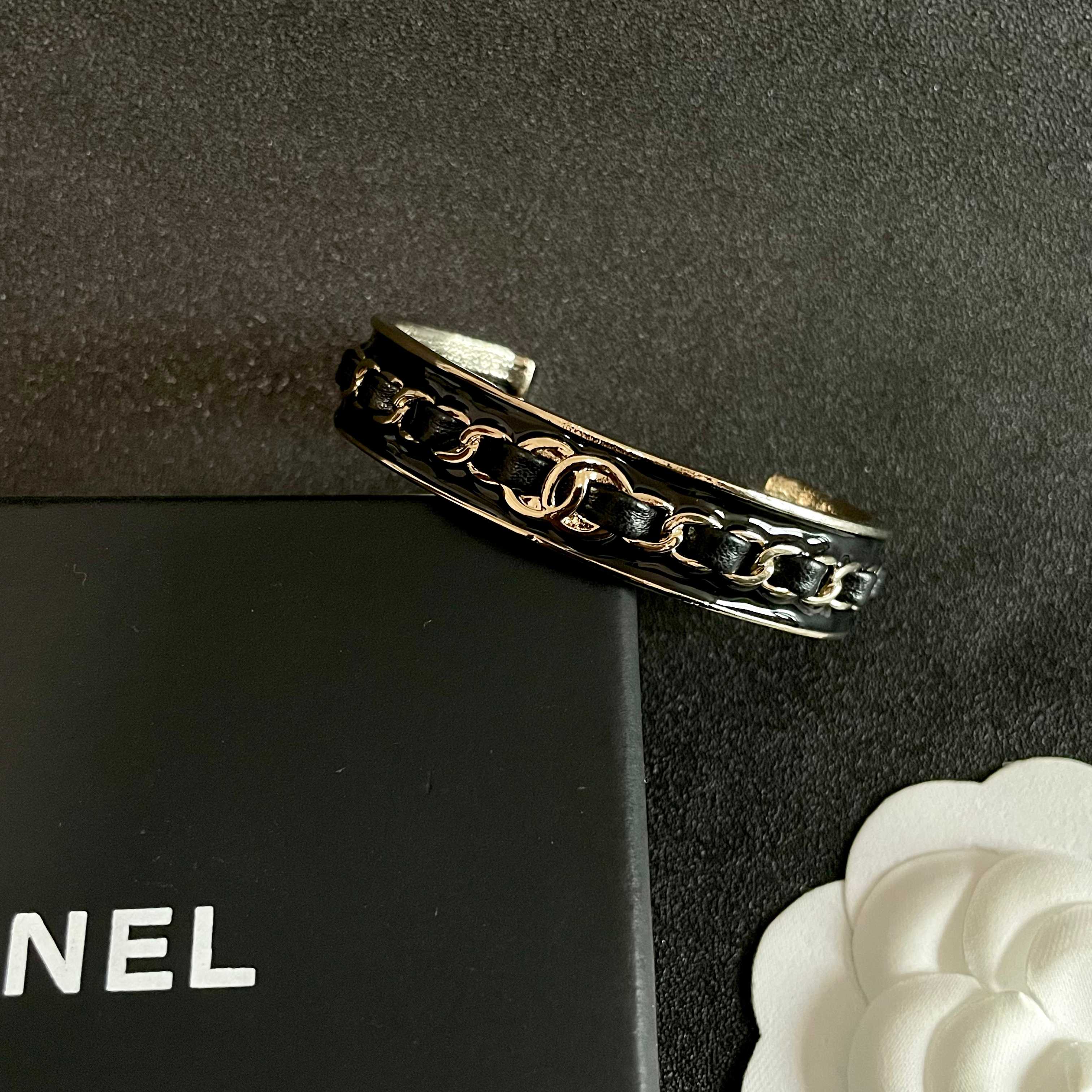 Chanel 新款新款 香奈儿双C链条手镯 bling 颜色搭配得非常好高级感 女神气质高端 黄铜材质不过敏不褪色