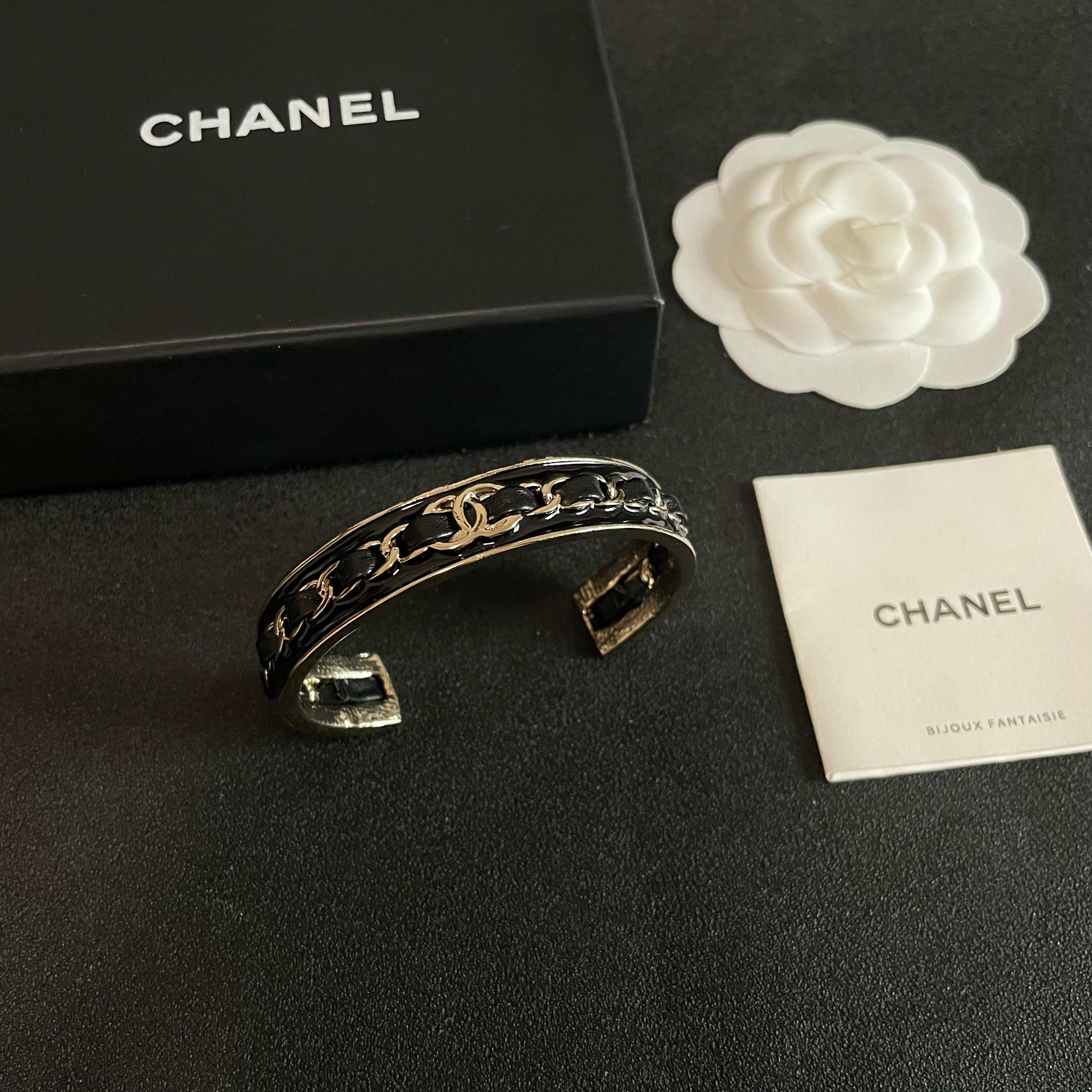 Chanel 新款新款 香奈儿双C链条手镯 bling 颜色搭配得非常好高级感 女神气质高端 黄铜材质不过敏不褪色