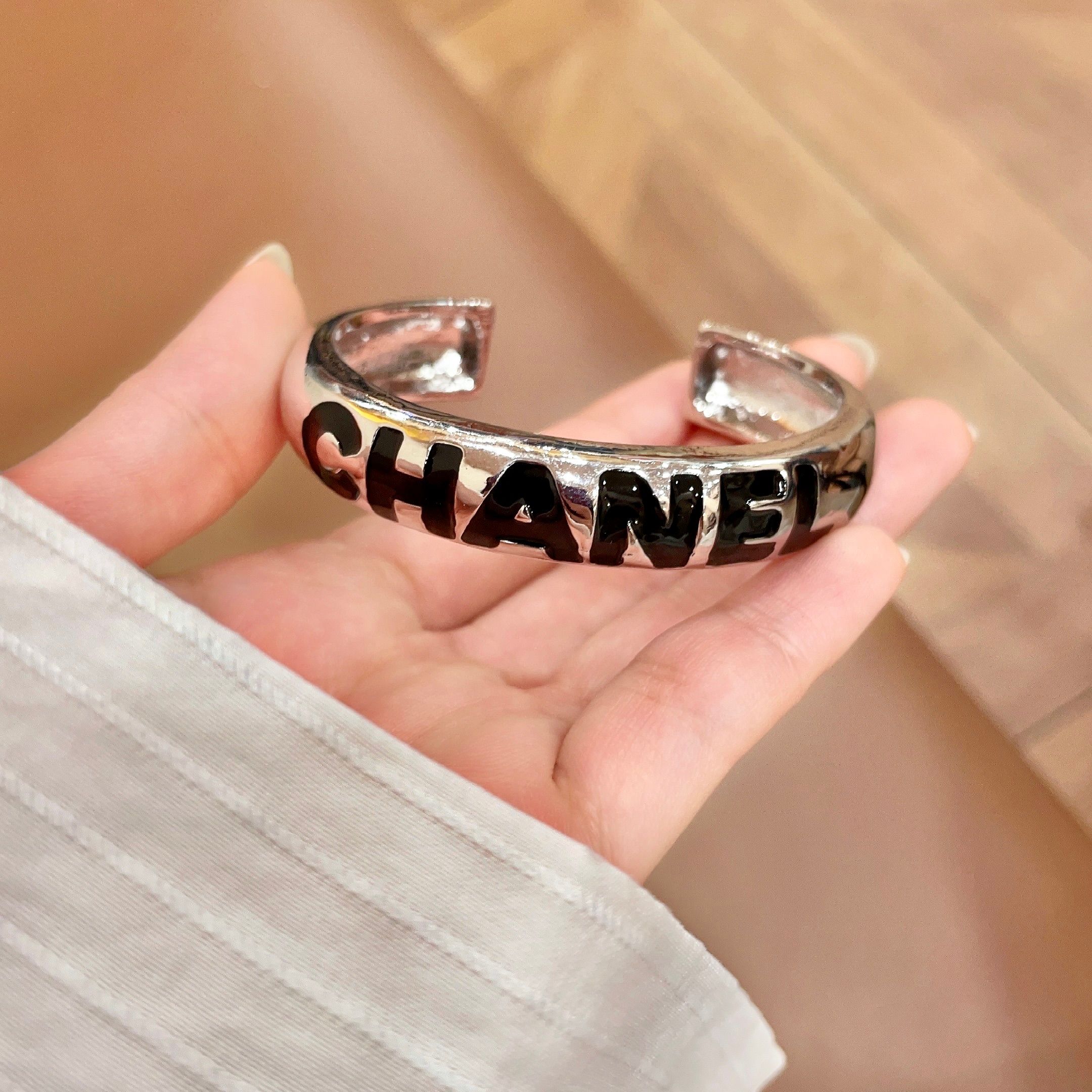 Chanel 新款新款 香奈儿双C字母手镯 bling 颜色搭配得非常好高级感 女神气质高端 黄铜材质不过敏不褪色