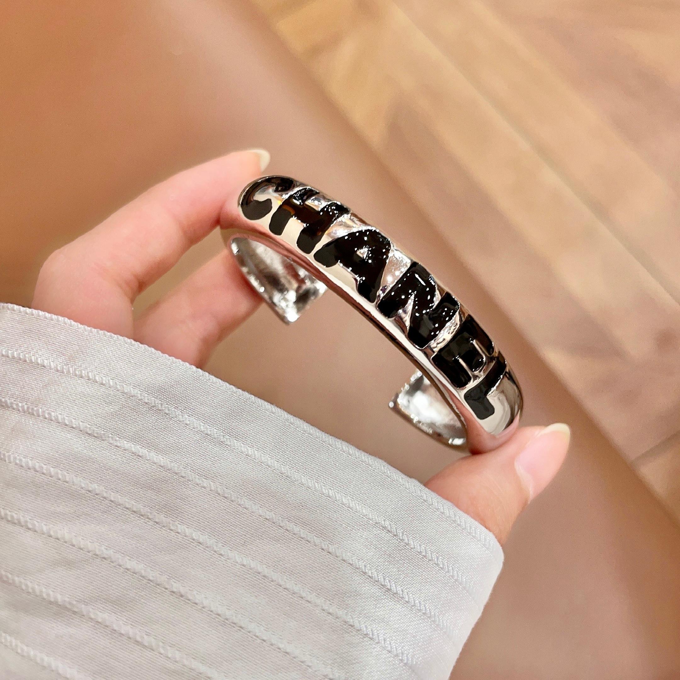 Chanel 新款新款 香奈儿双C字母手镯 bling 颜色搭配得非常好高级感 女神气质高端 黄铜材质不过敏不褪色