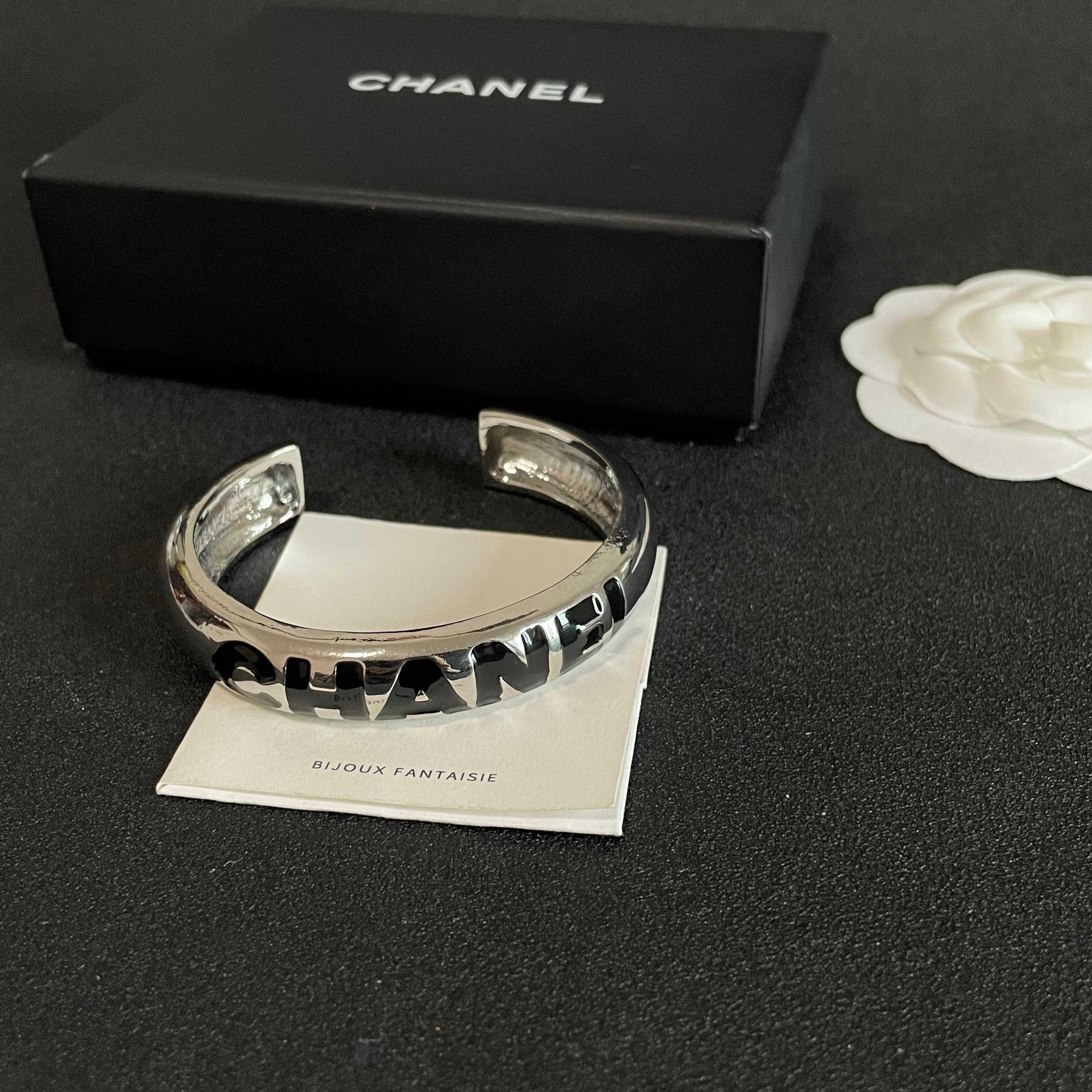 Chanel 新款新款 香奈儿双C字母手镯 bling 颜色搭配得非常好高级感 女神气质高端 黄铜材质不过敏不褪色