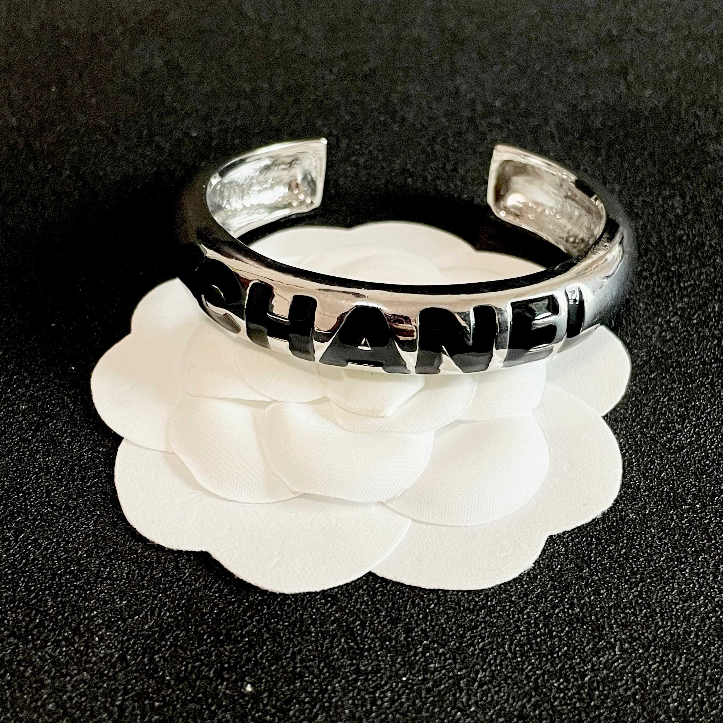 Chanel 新款新款 香奈儿双C字母手镯 bling 颜色搭配得非常好高级感 女神气质高端 黄铜材质不过敏不褪色