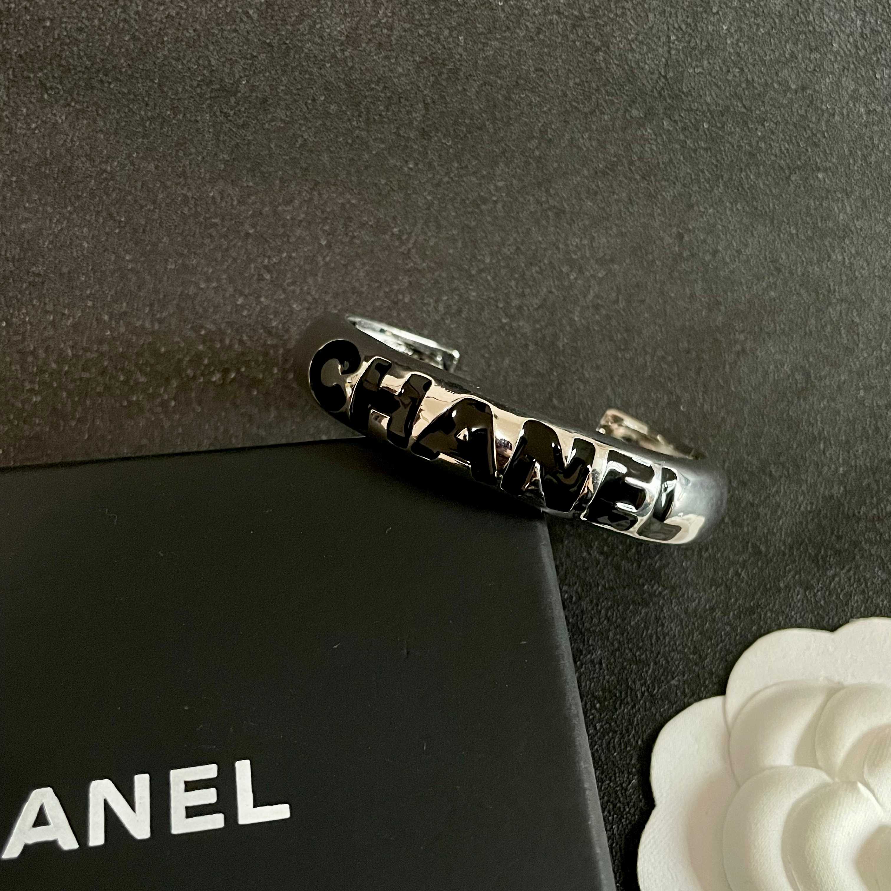 Chanel 新款新款 香奈儿双C字母手镯 bling 颜色搭配得非常好高级感 女神气质高端 黄铜材质不过敏不褪色