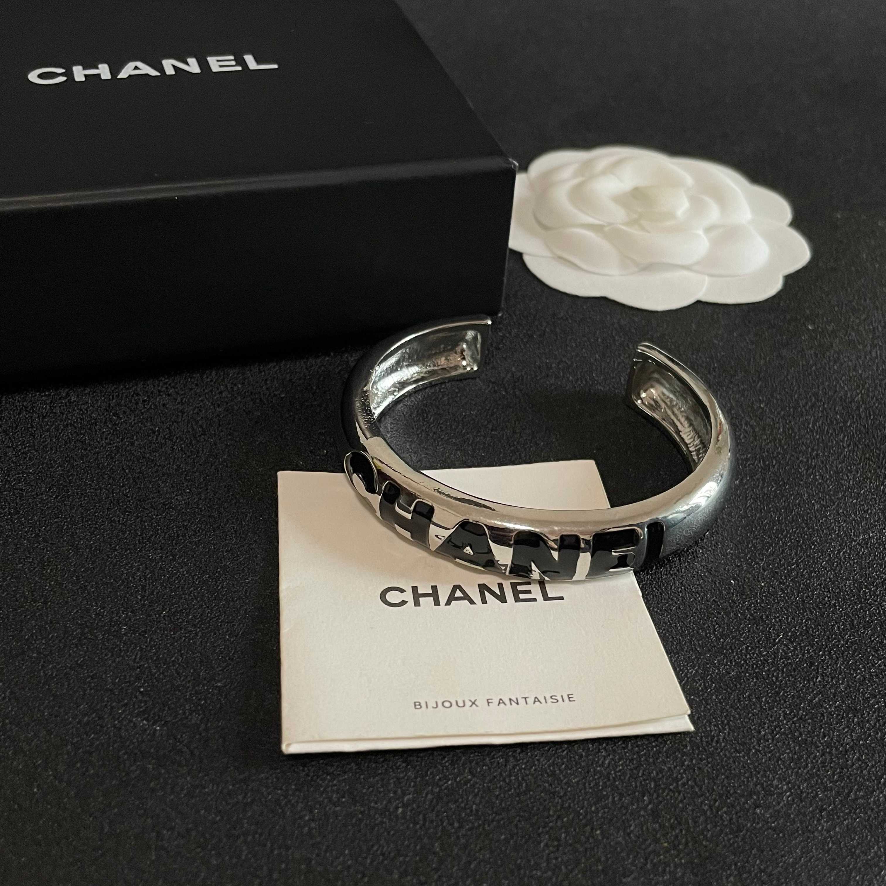 Chanel 新款新款 香奈儿双C字母手镯 bling 颜色搭配得非常好高级感 女神气质高端 黄铜材质不过敏不褪色