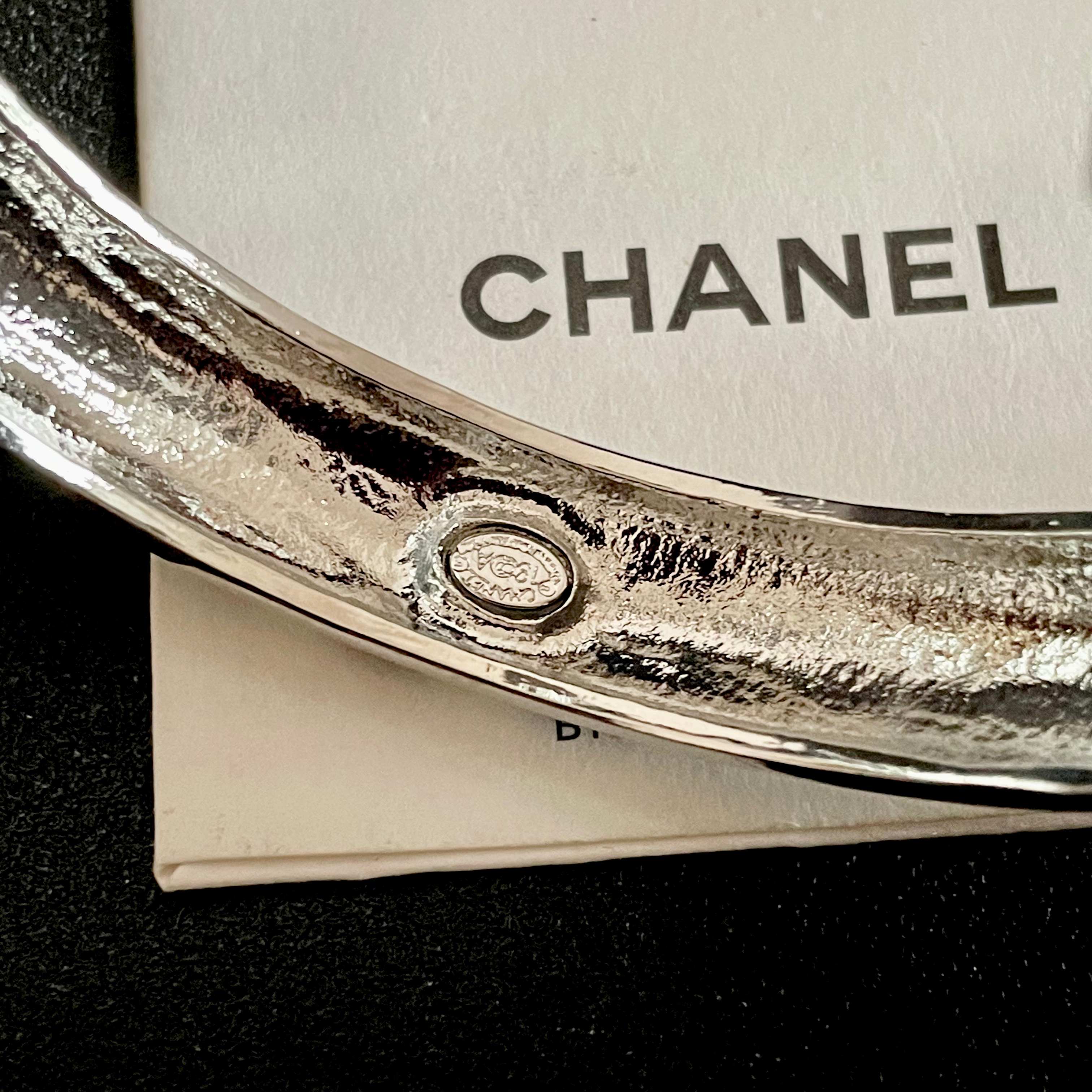 Chanel 新款新款 香奈儿双C字母手镯 bling 颜色搭配得非常好高级感 女神气质高端 黄铜材质不过敏不褪色