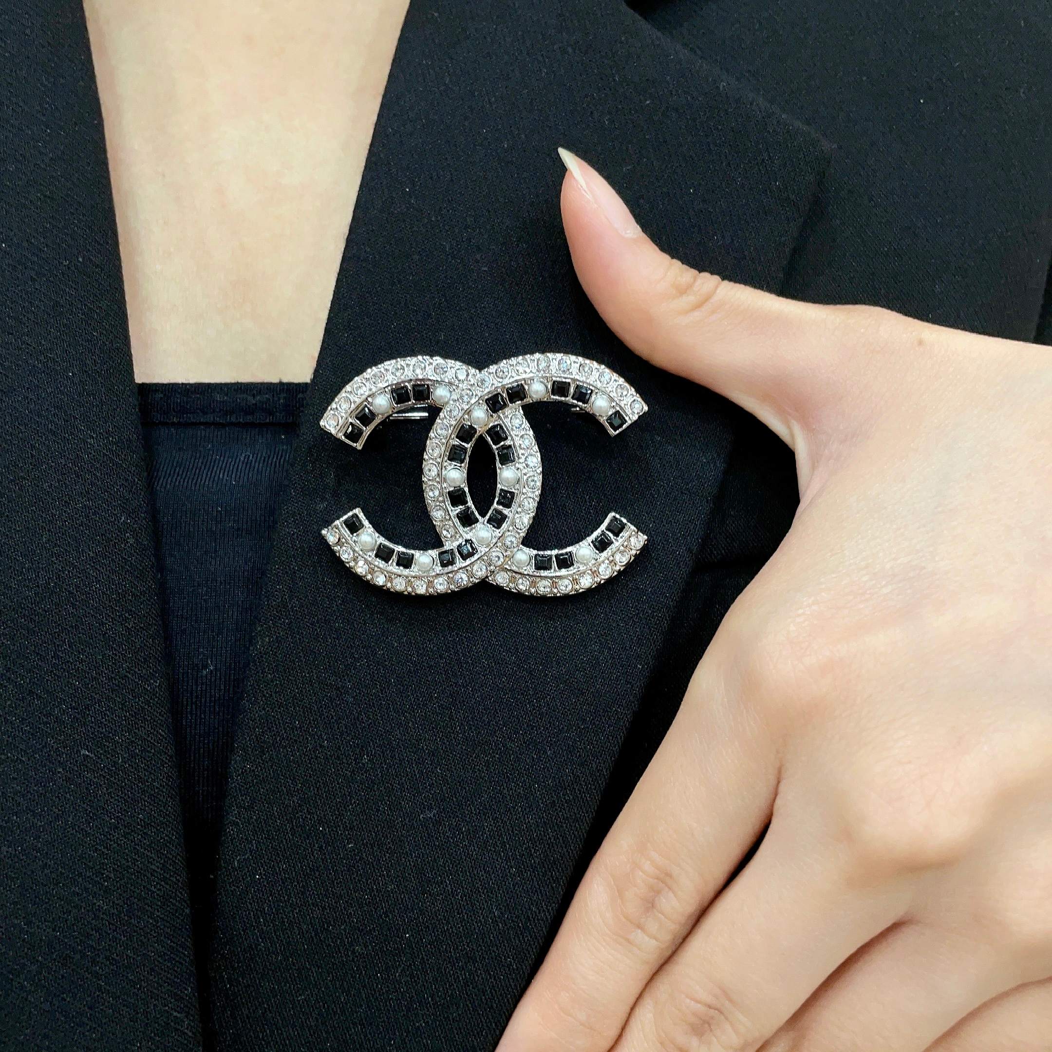 Chanel CHANEL 新款同步上新香奈儿胸针 是最懂女人的饰物 那些倾注了全部心血去做自己的女人