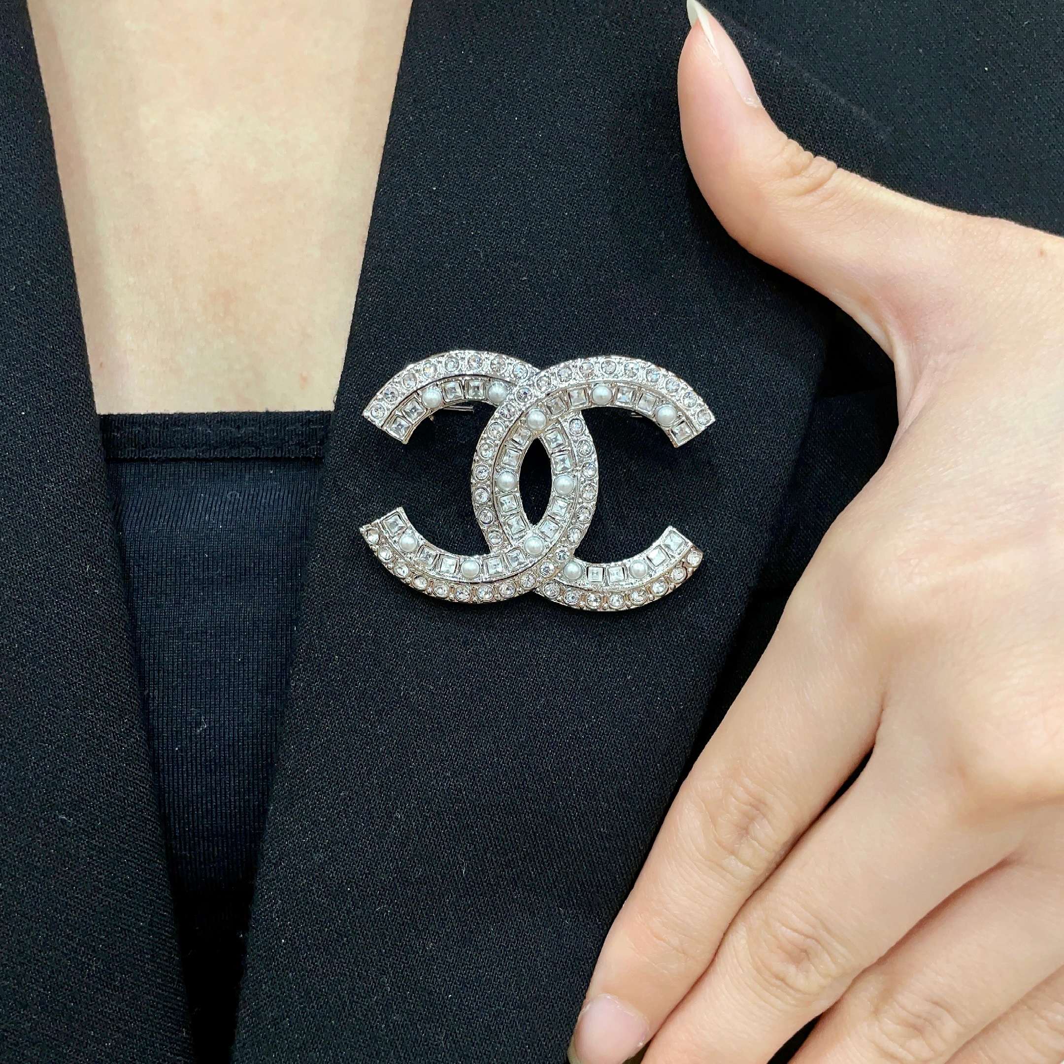 Chanel CHANEL 新款同步上新香奈儿胸针 是最懂女人的饰物 那些倾注了全部心血去做自己的女人