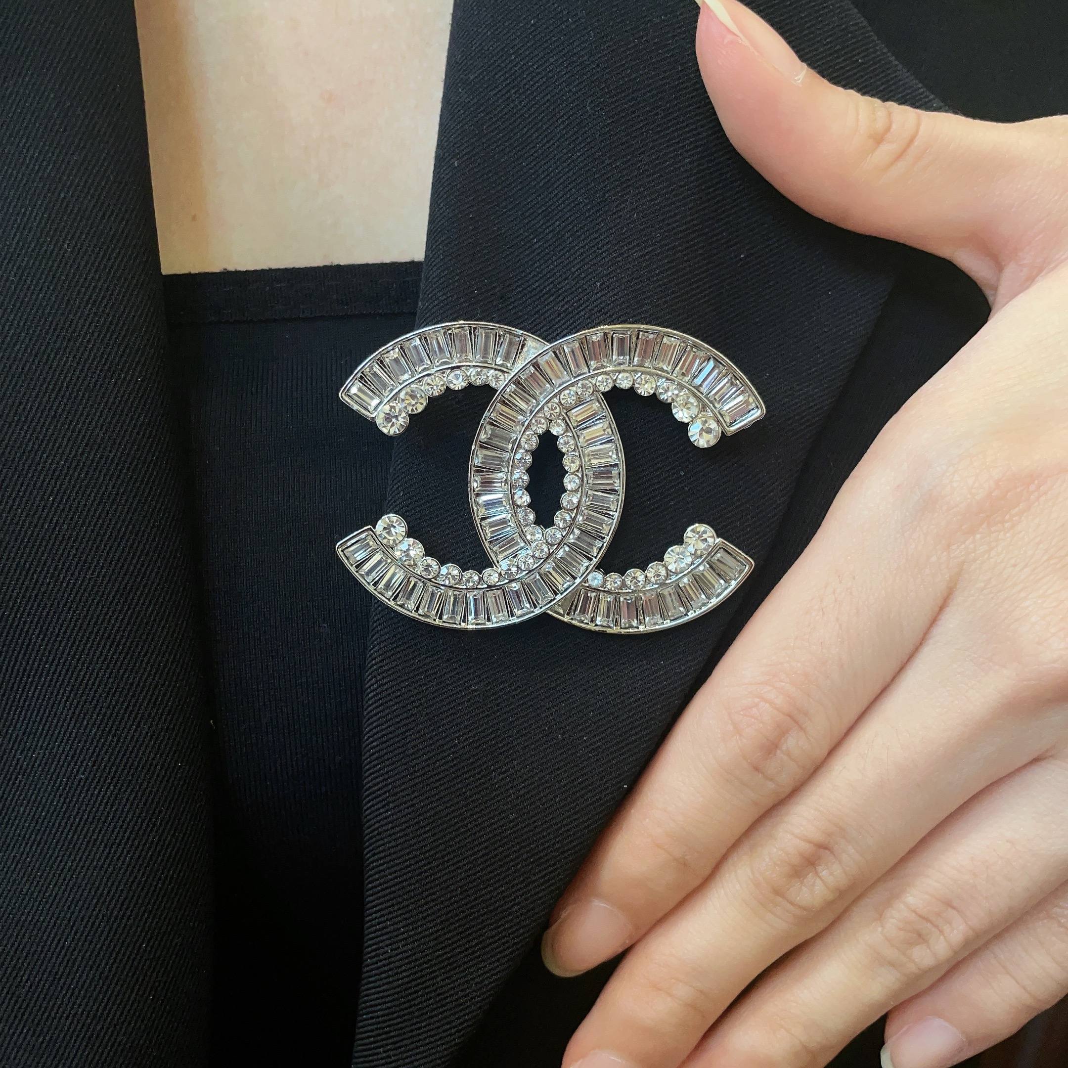 Chanel CHANEL 新款同步上新香奈儿胸针 是最懂女人的饰物 那些倾注了全部心血去做自己的女人